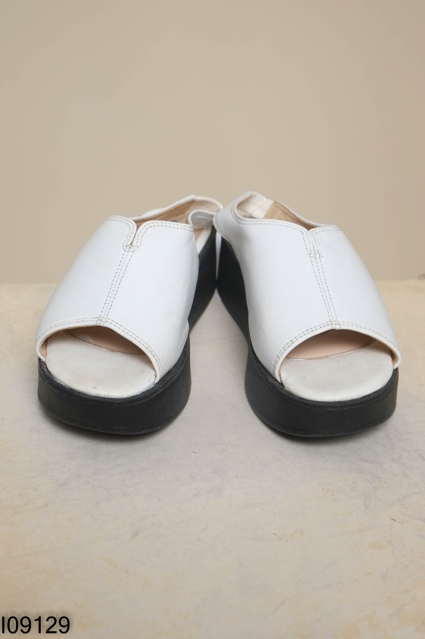 Sandals trắng đế đen 4P