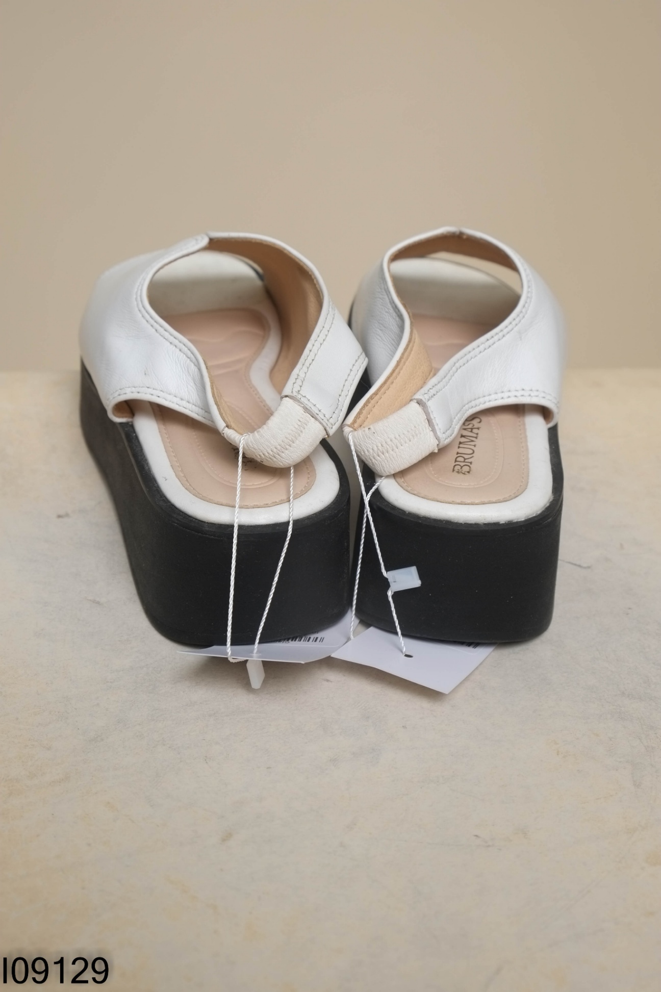 Sandals trắng đế đen 4P