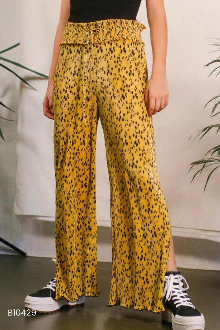 Quần BERSHKA vàng hoạ tiết