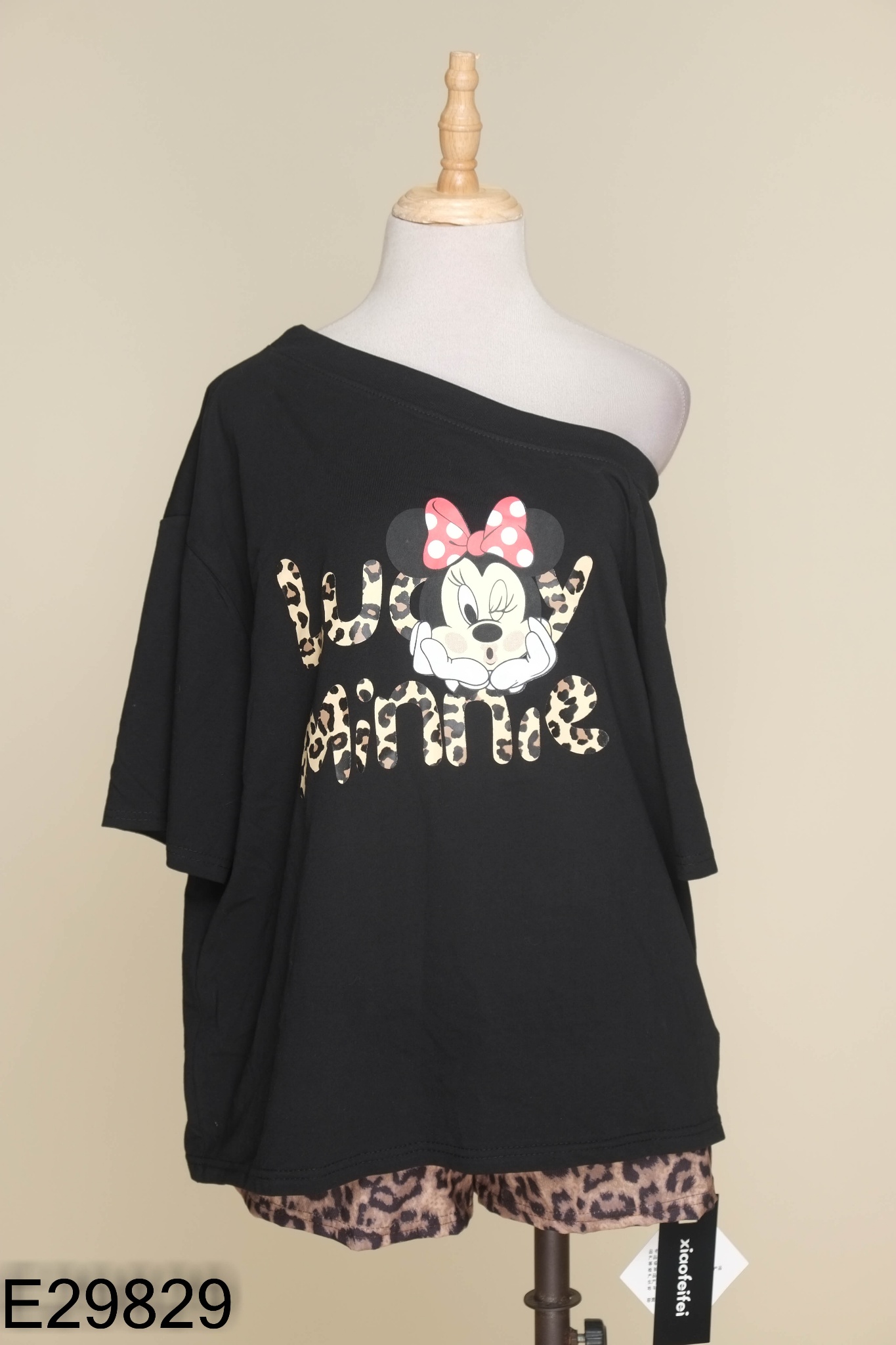 NEWTAG Set Áo đen lệch vai + quần short da beo