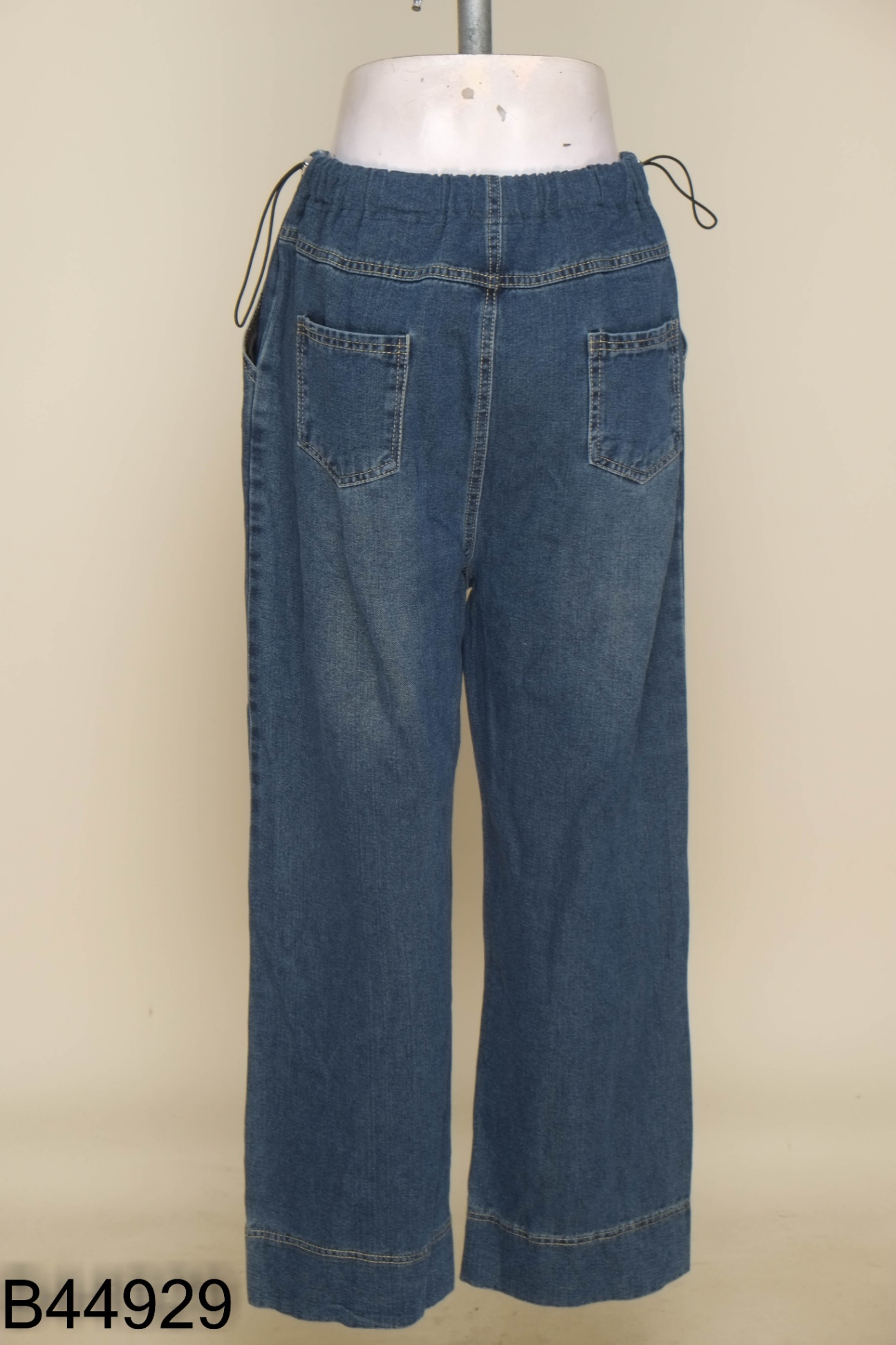 Quần jeans xanh suông rút eo