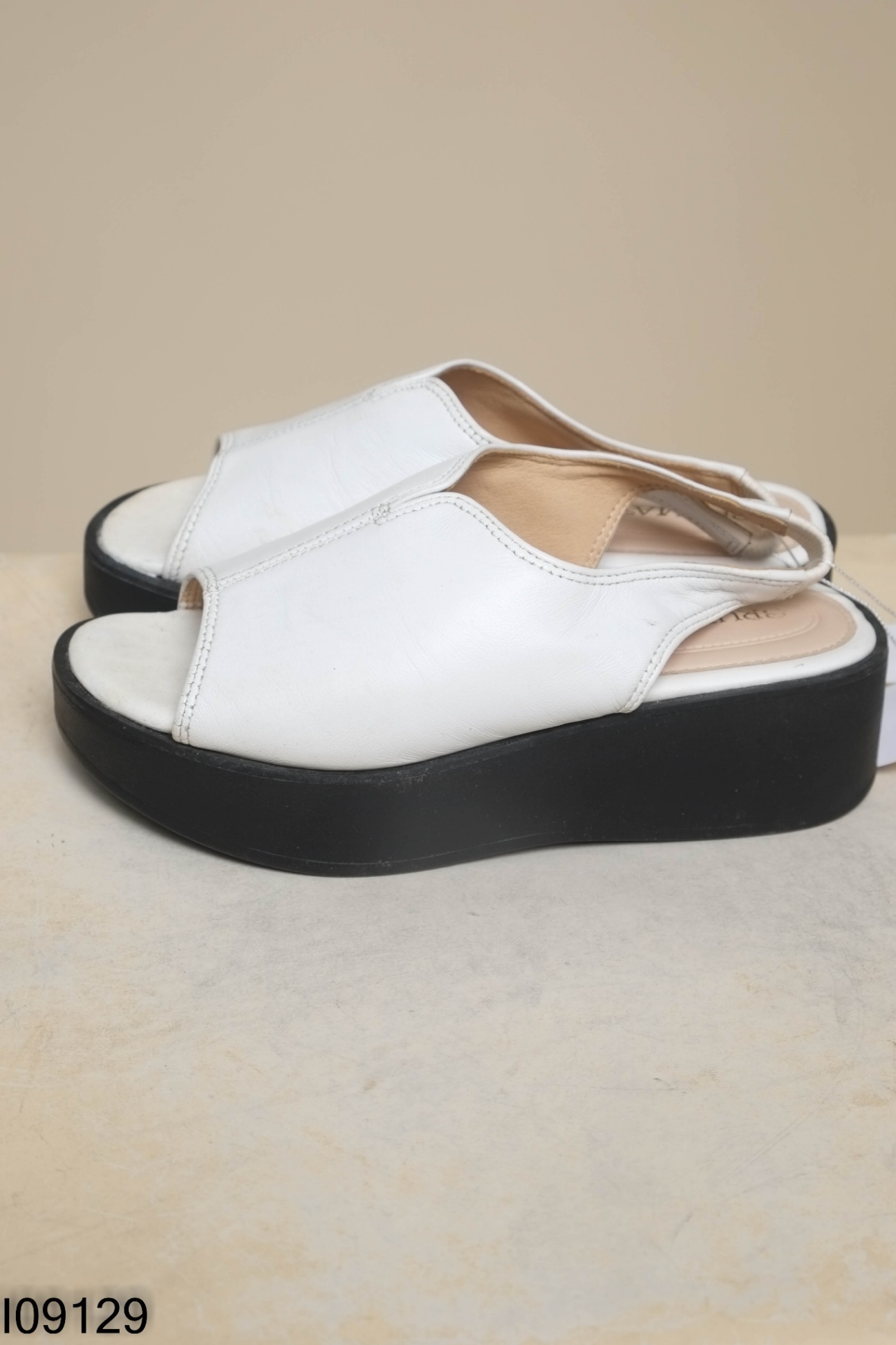 Sandals trắng đế đen 4P