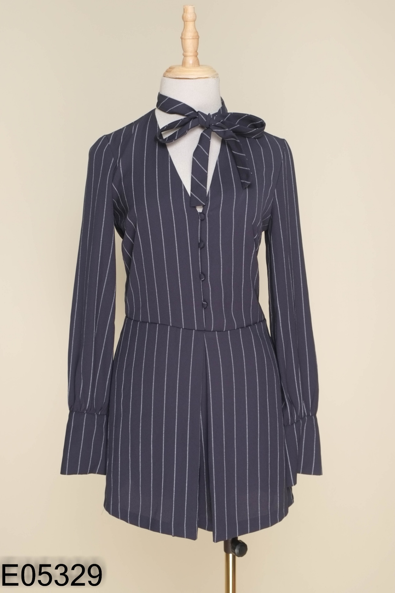 Jumpsuits đen MANGO sọc phối cúc (cắt tag)
