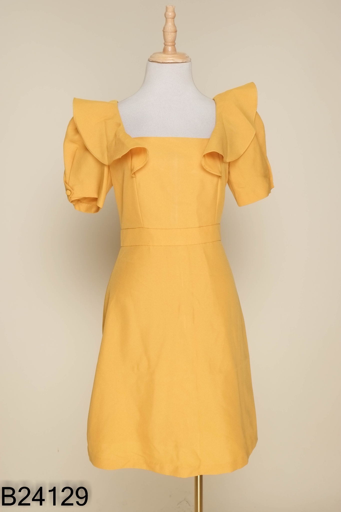 Váy vàng 92 WEAR phối bèo