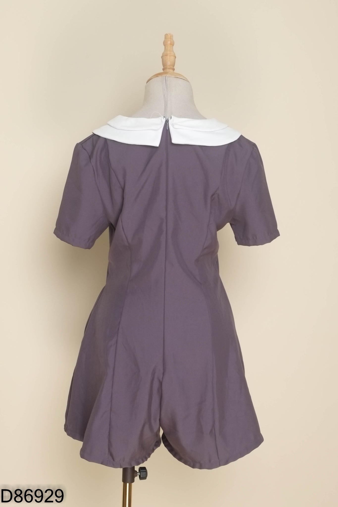Jumpsuit xám cổ trắng