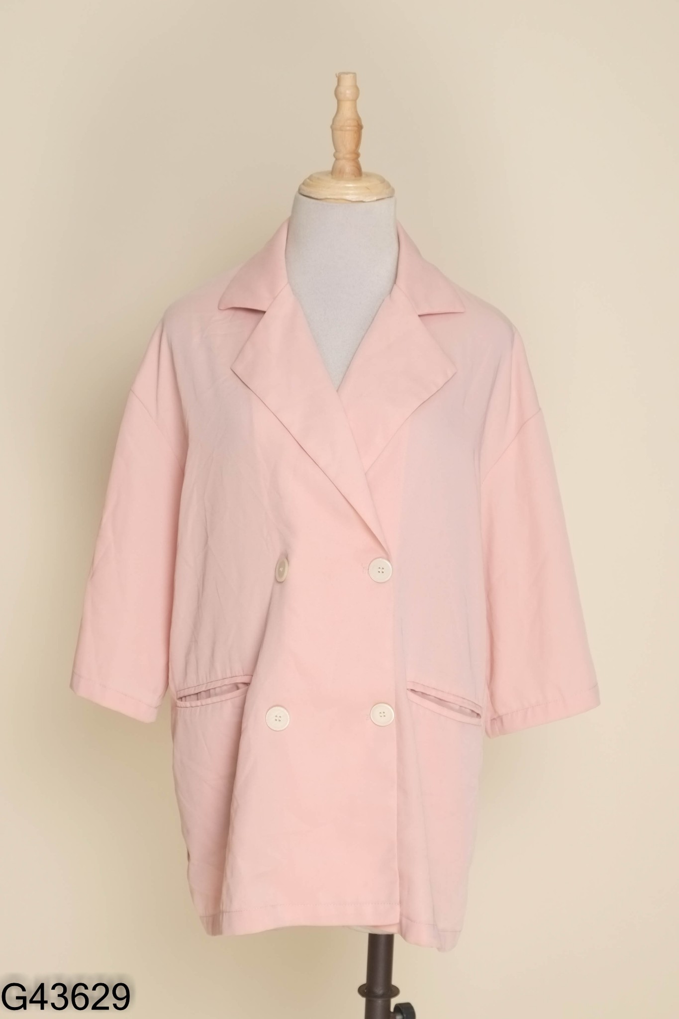 Blazer hồng phối khuy be