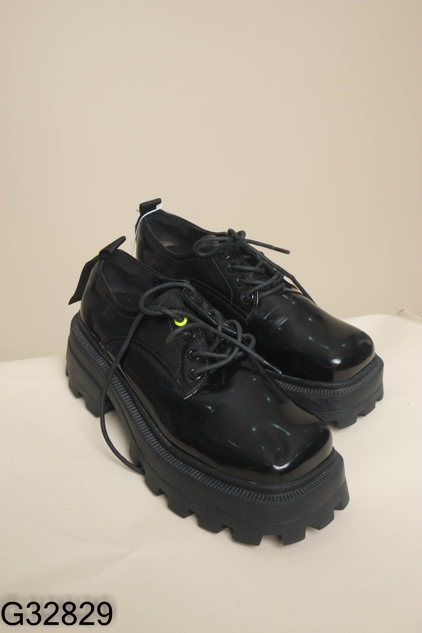 Giày loafer đen mũi vuông
