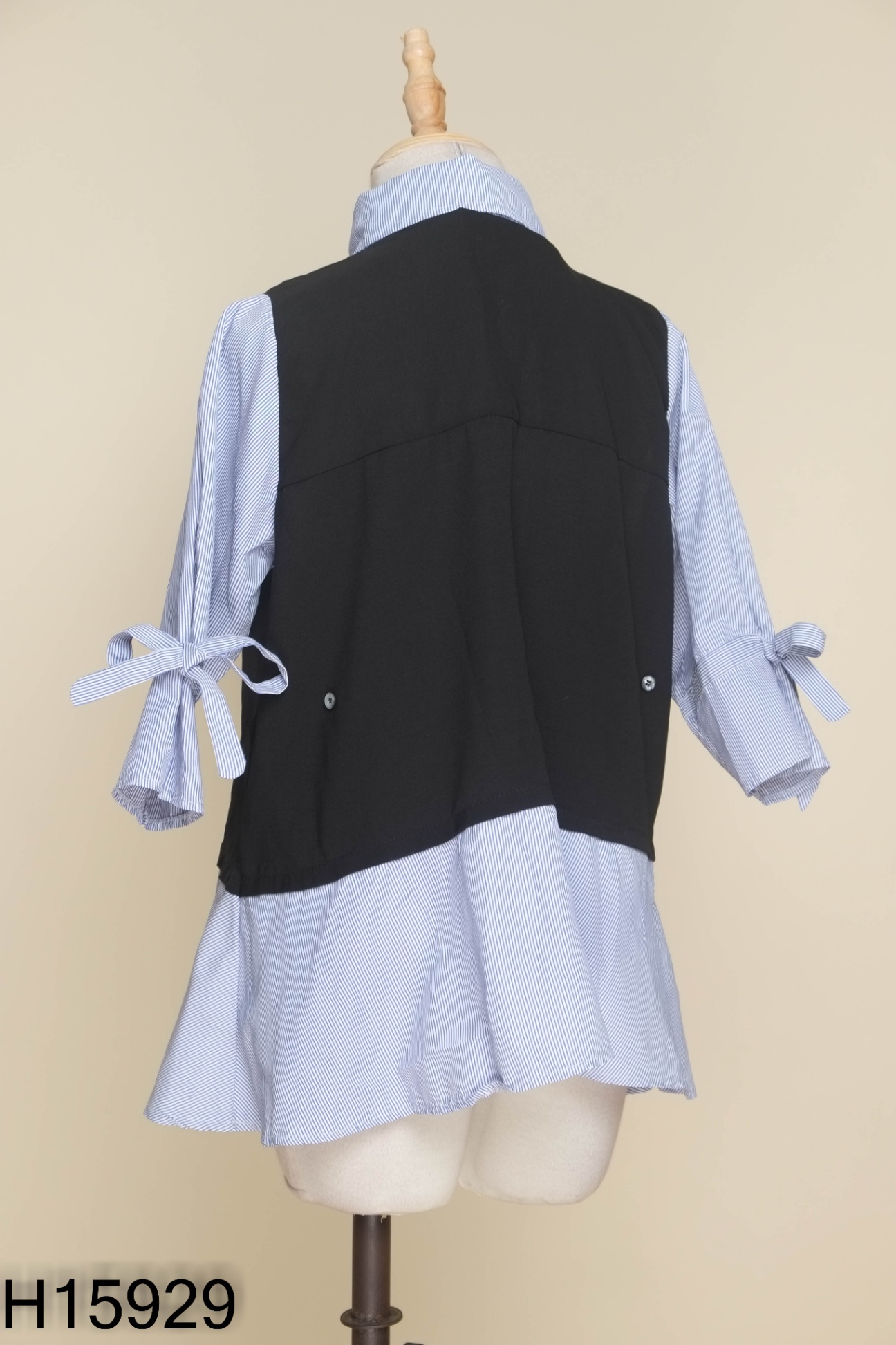 Áo xanh sọc phối đen