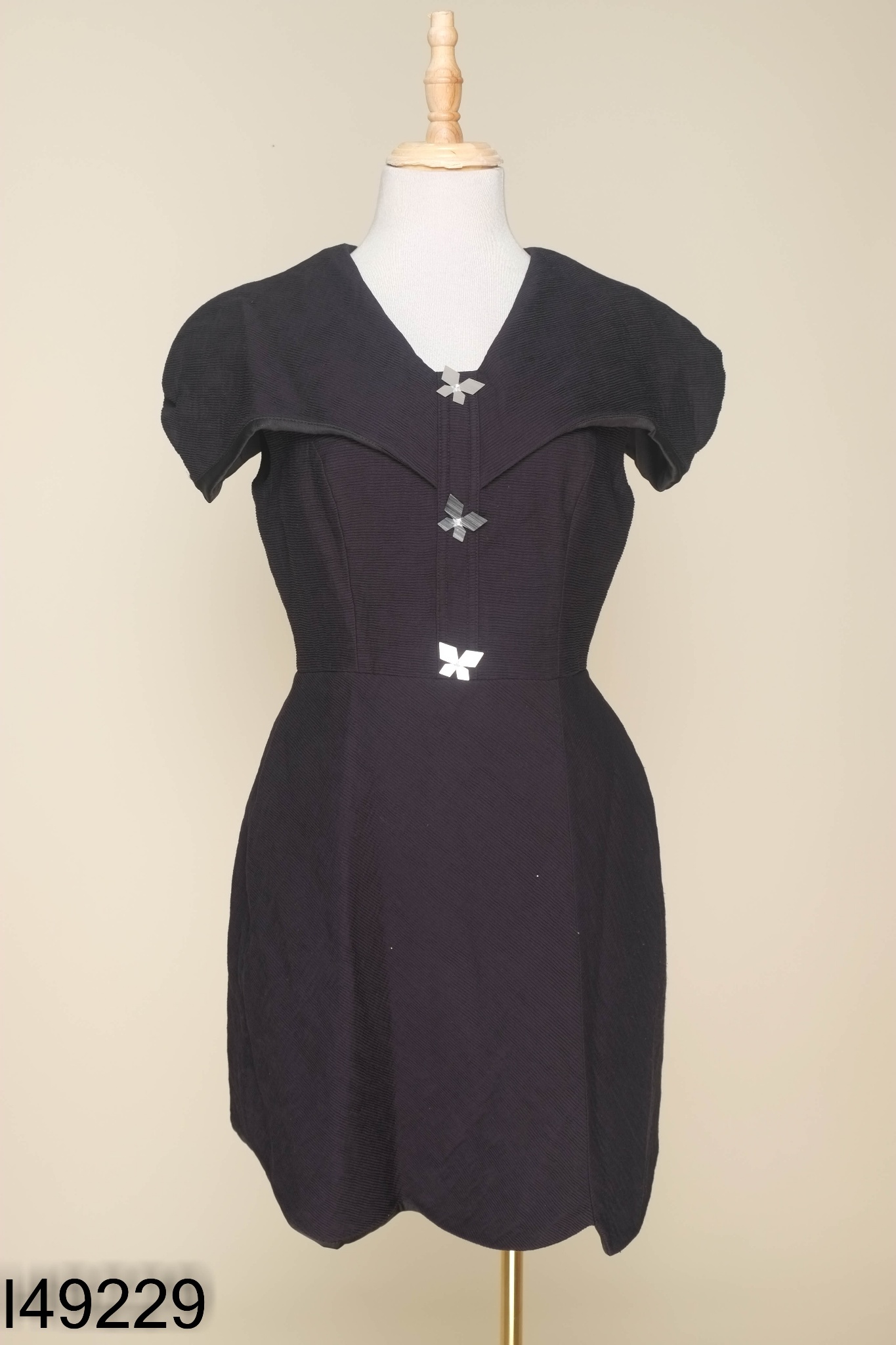 Váy đen phối charm bạc