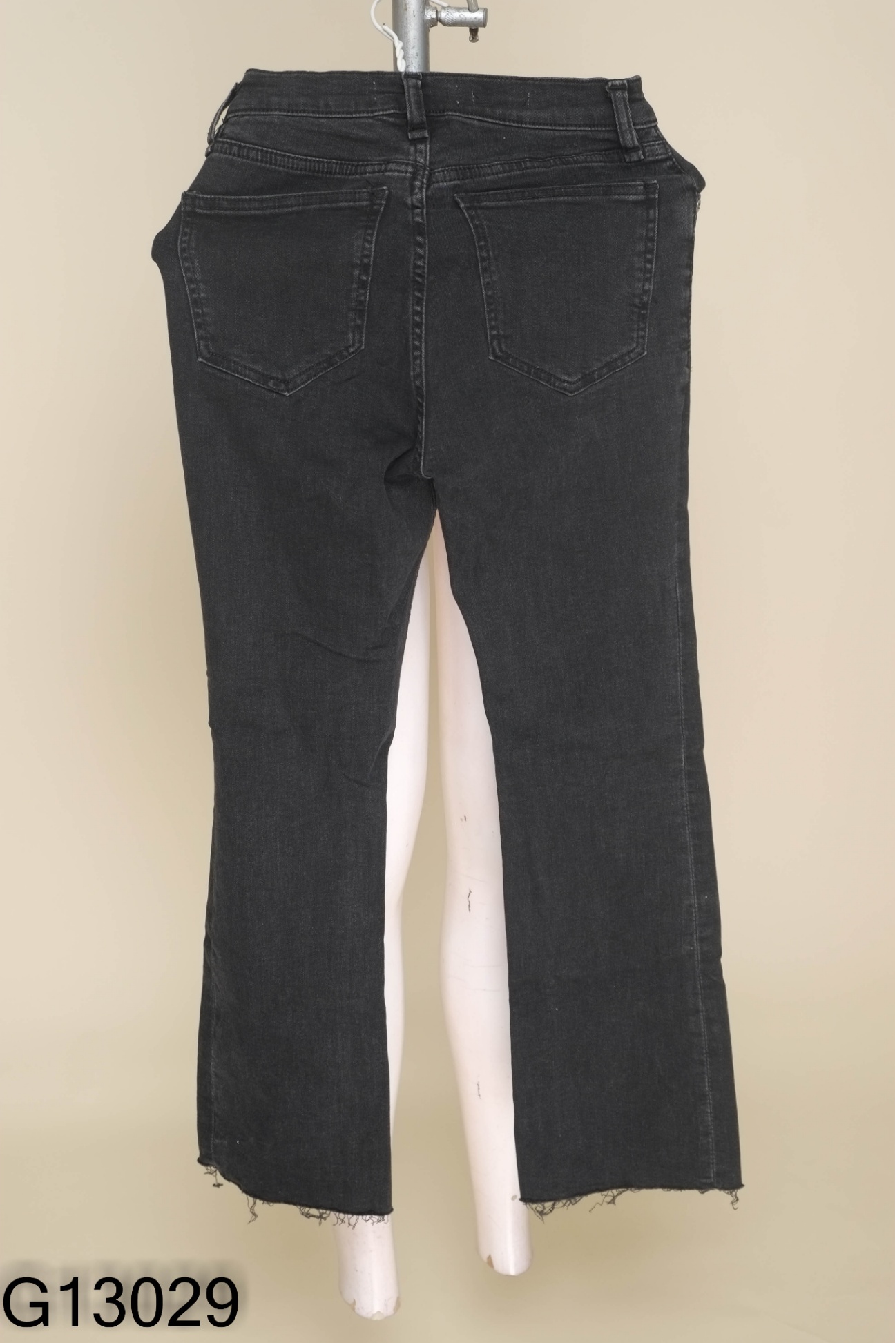 Quần jeans MANGO đen cắt gấu