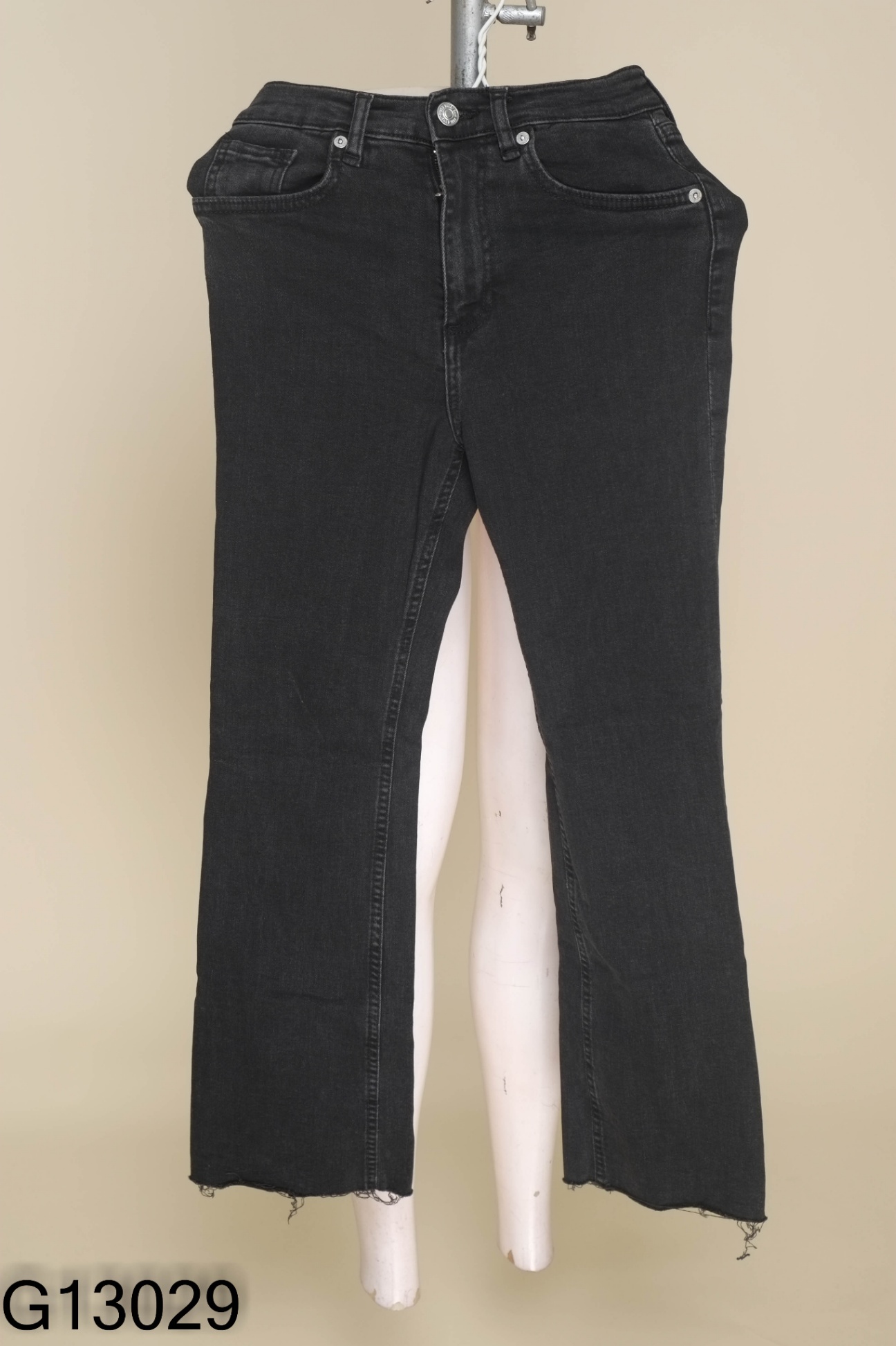Quần jeans MANGO đen cắt gấu