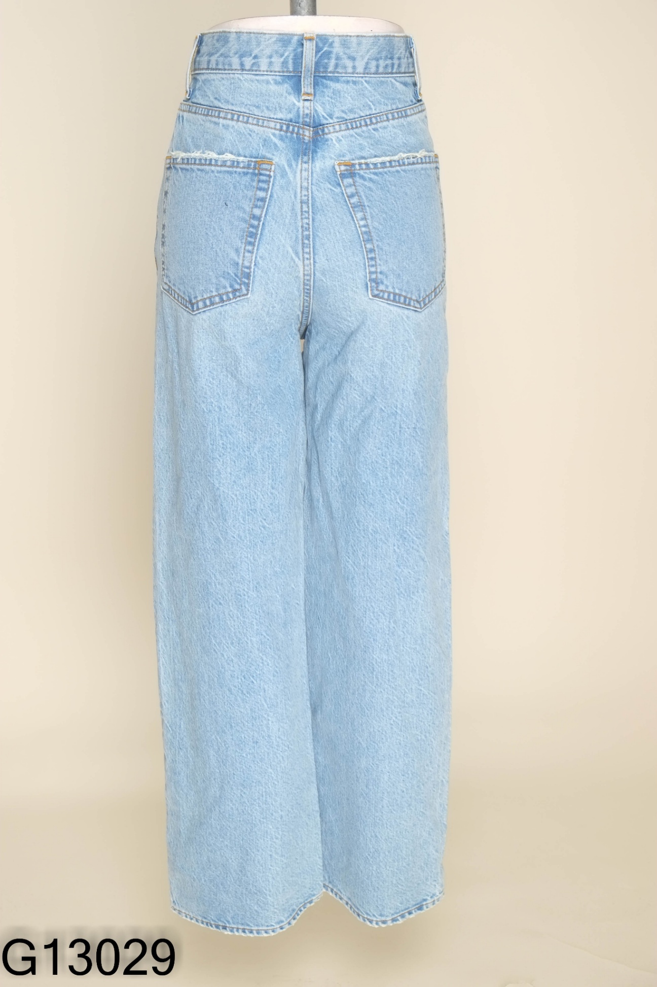 Quần jeans xanh trơn