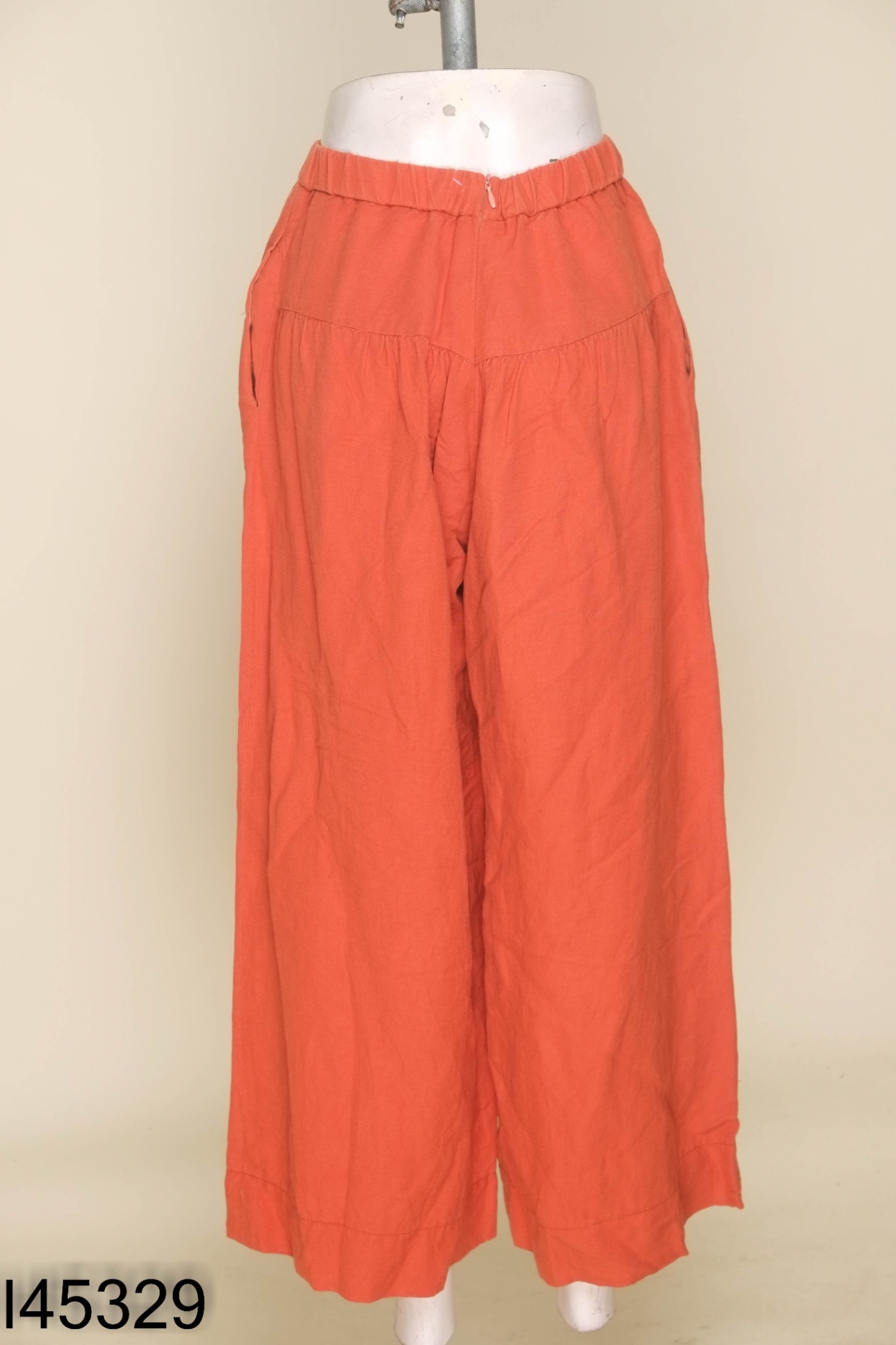Quần cam ống rộng