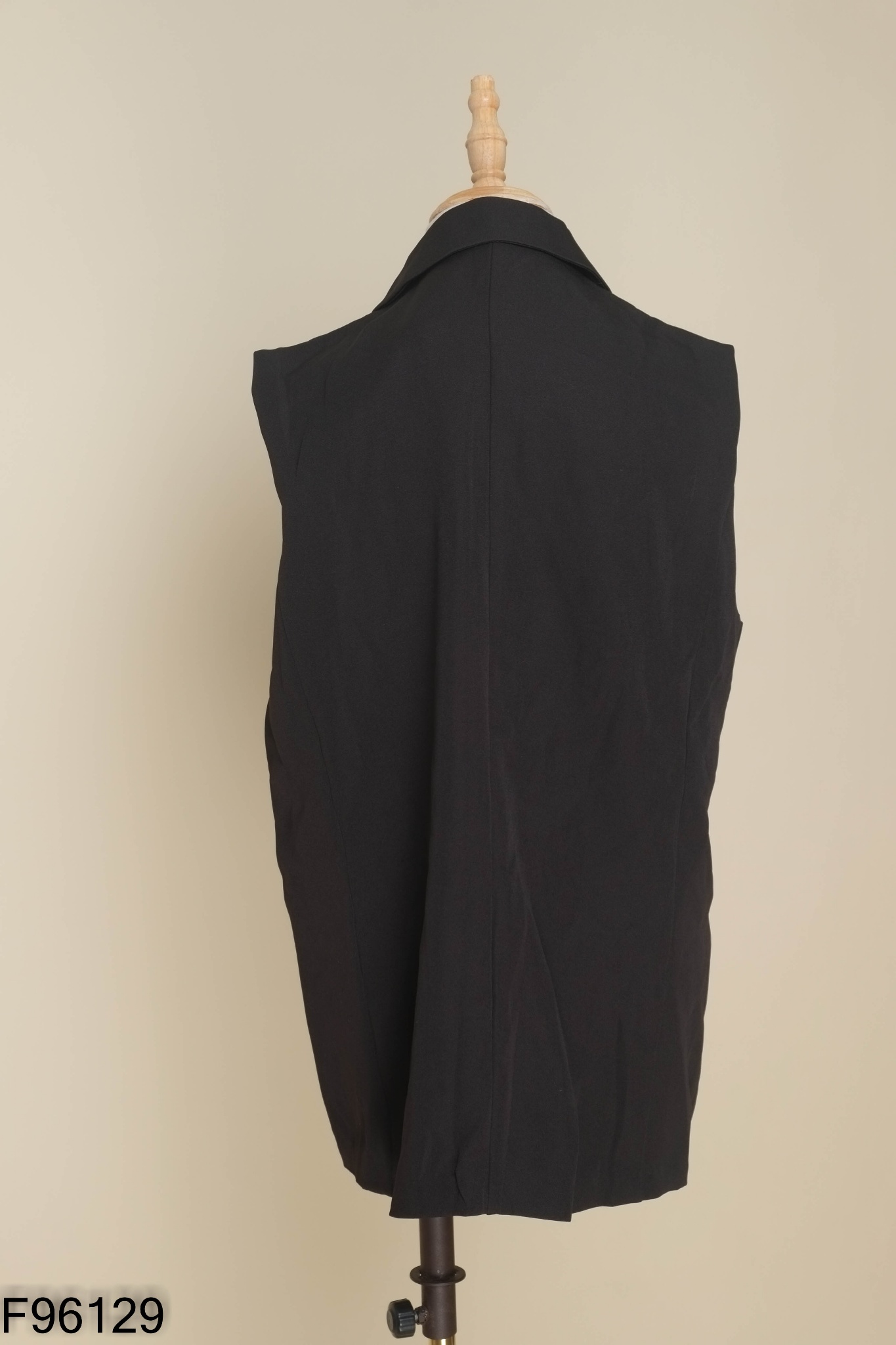 NEWTAG Áo gile đen cổ vest phối hình