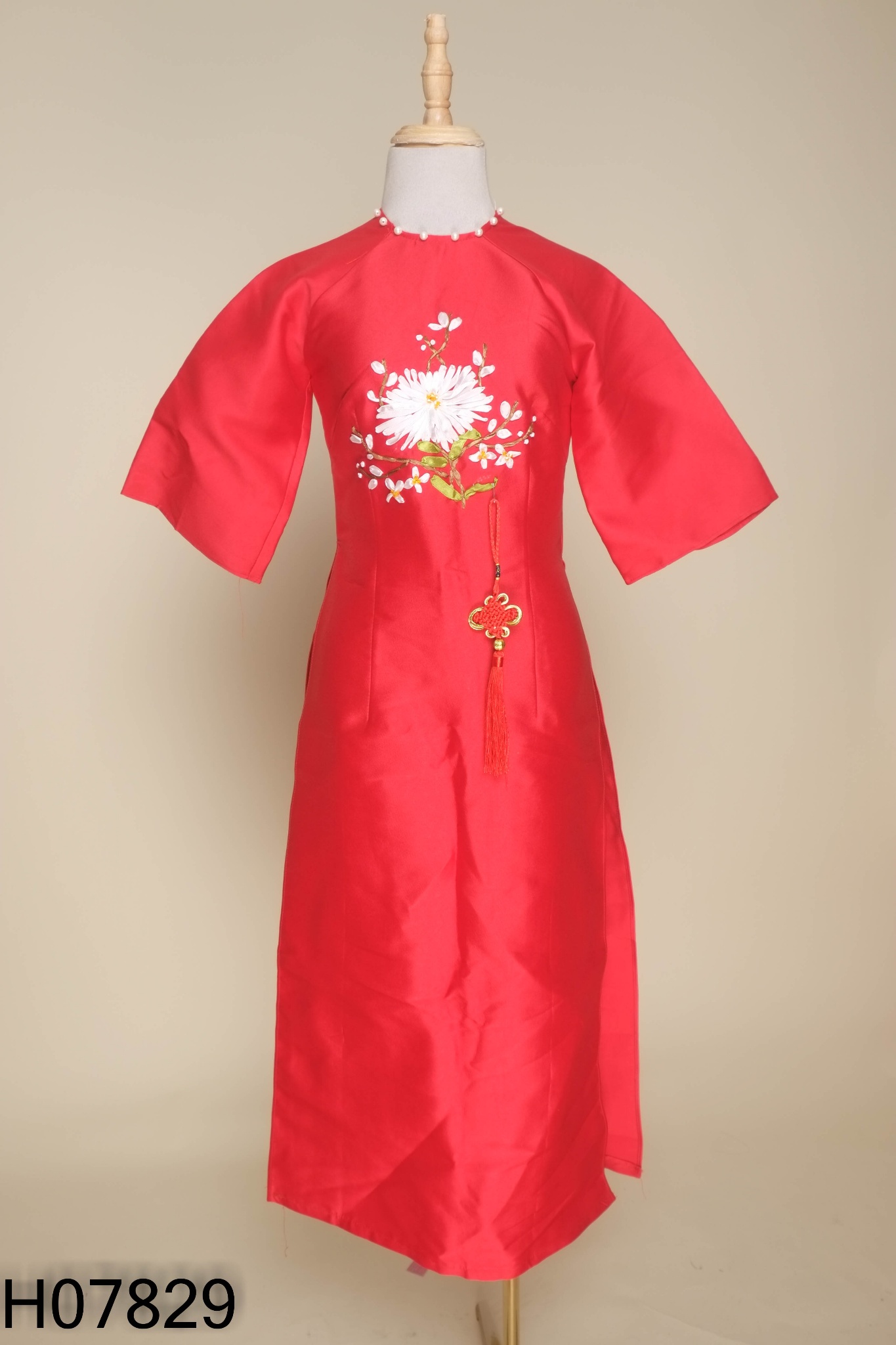 Áo dài đỏ phối hoa