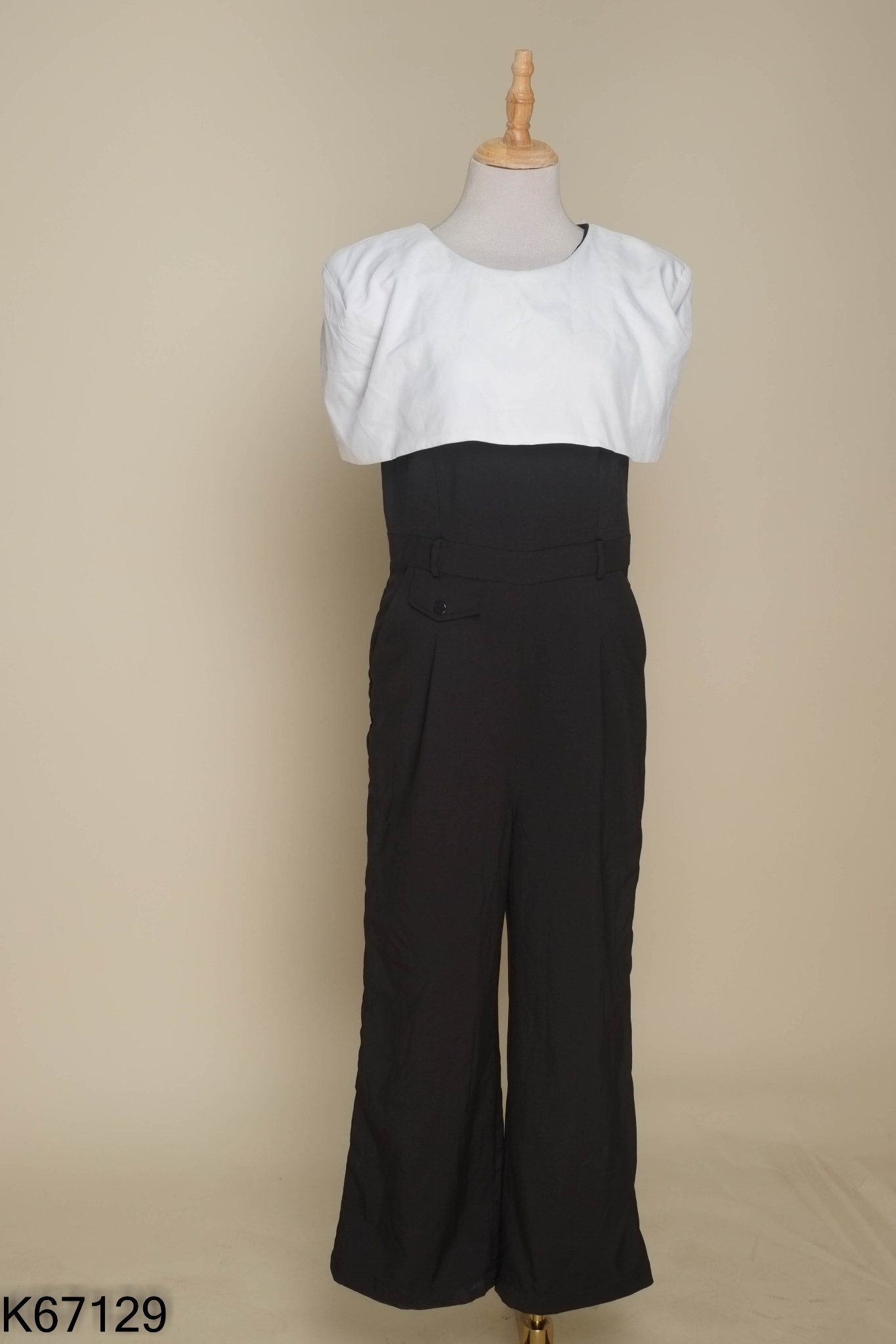 Jumpsuit đen cổ trắng