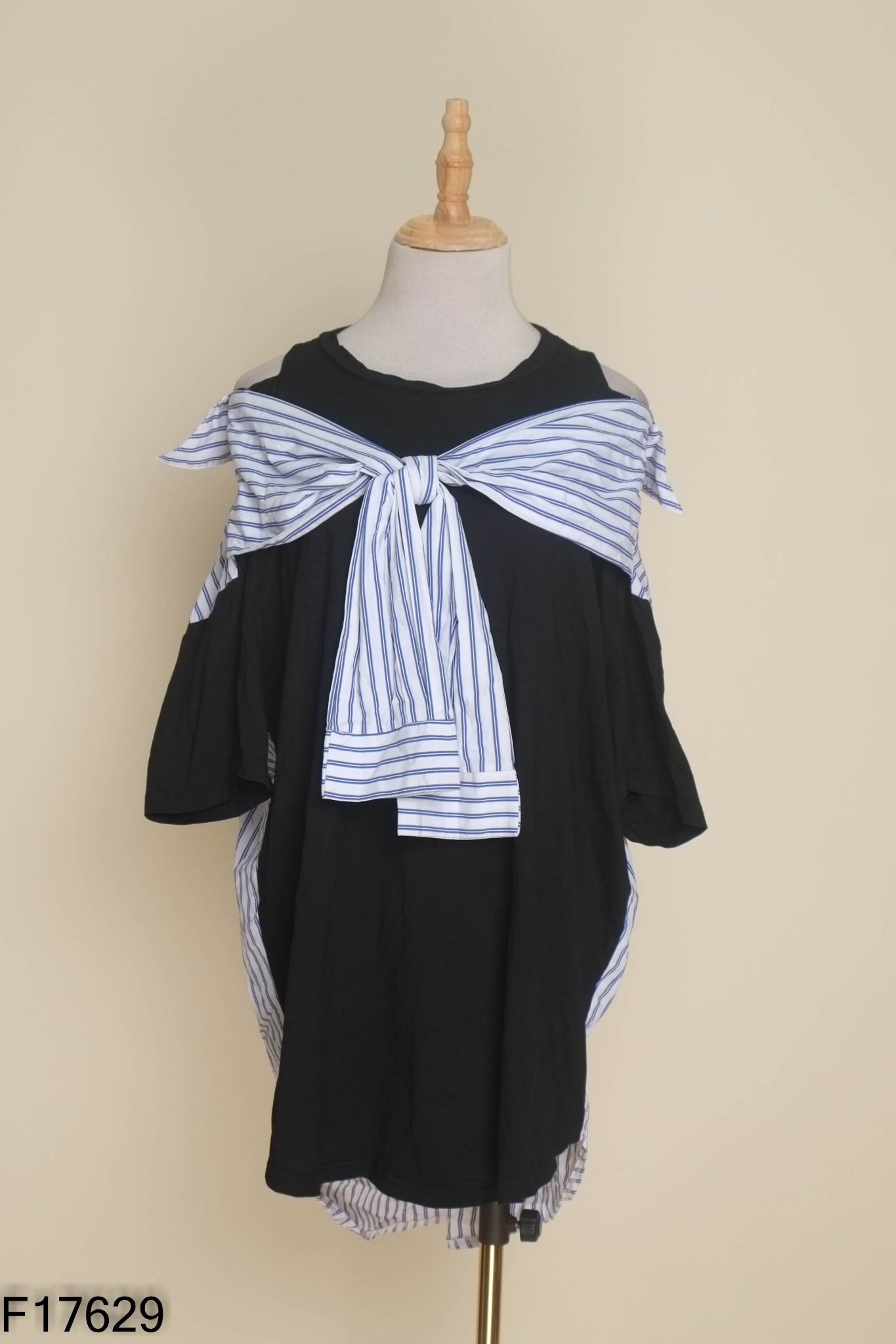 Áo đen phối sọc xanh