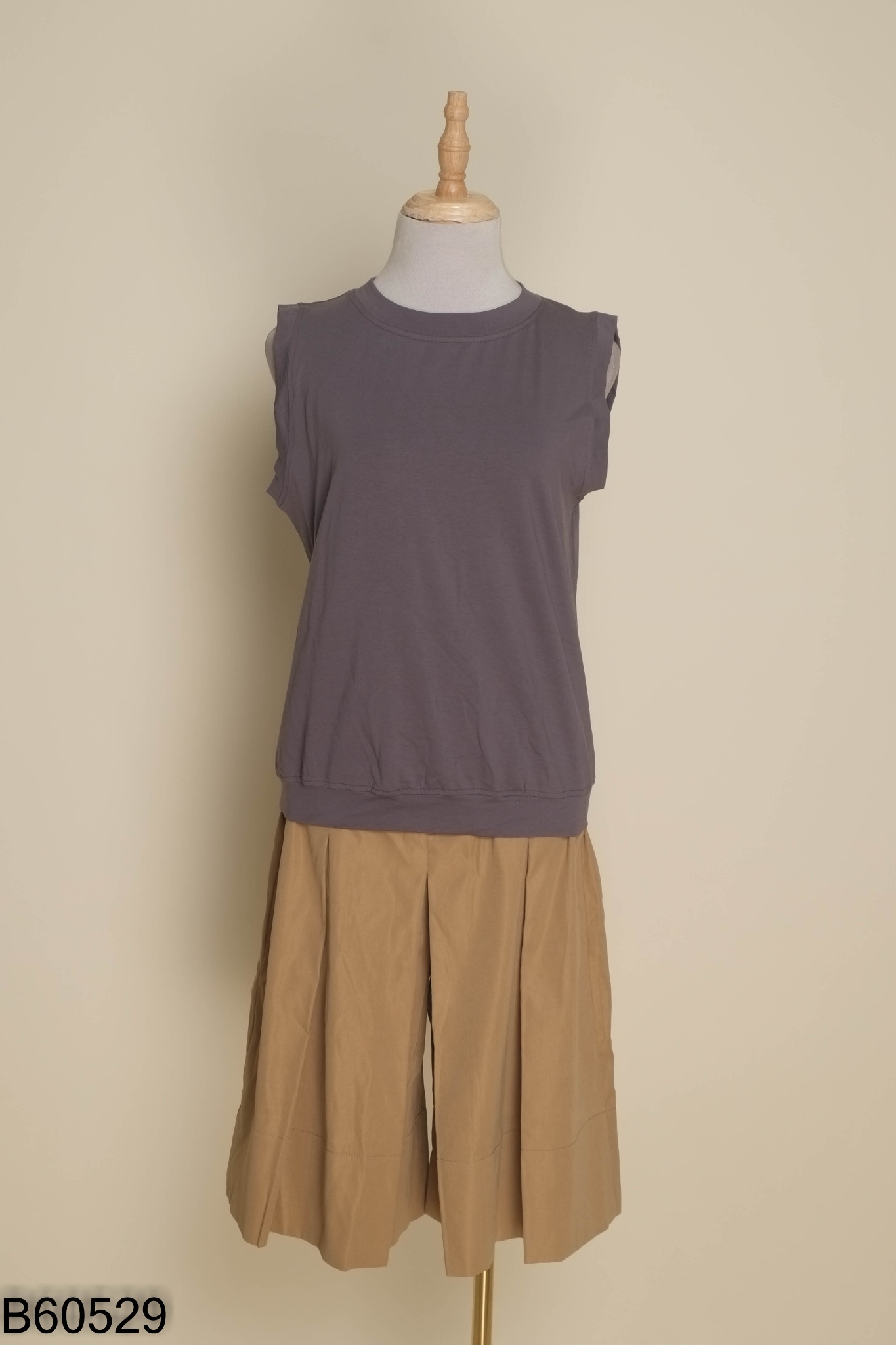 NEWTAG Set Áo xám MELIA trơn + quần shorts lửng be