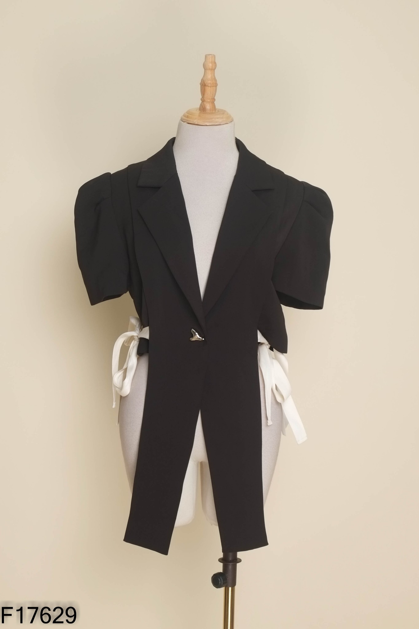 Áo đen cổ vest vạt