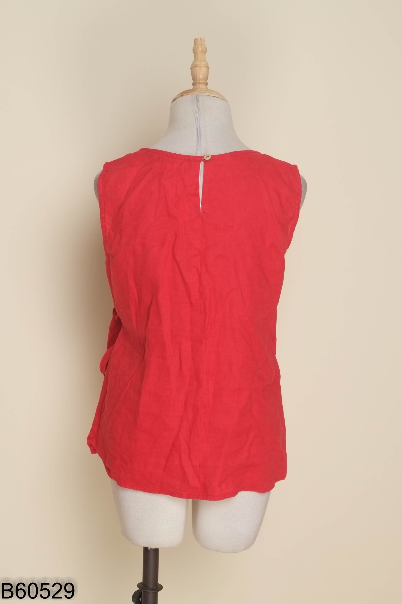 Áo linen đỏ buộc vạt
