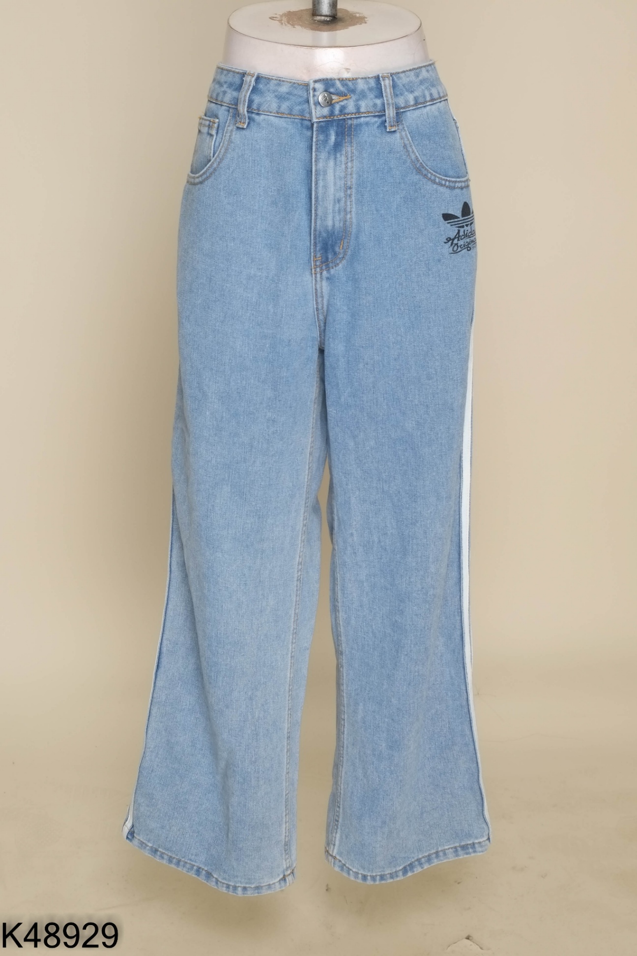 Quần jeans xanh sọc trắng