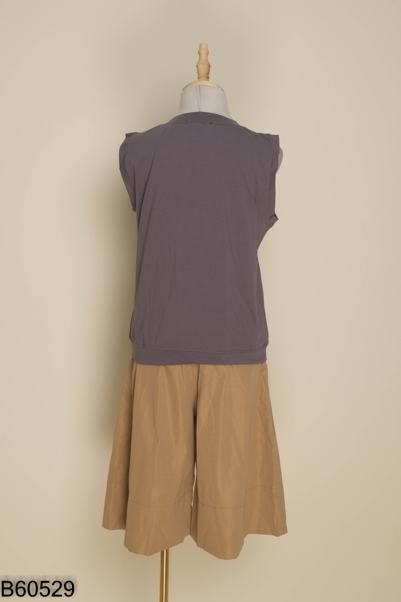 NEWTAG Set Áo xám MELIA trơn + quần shorts lửng be