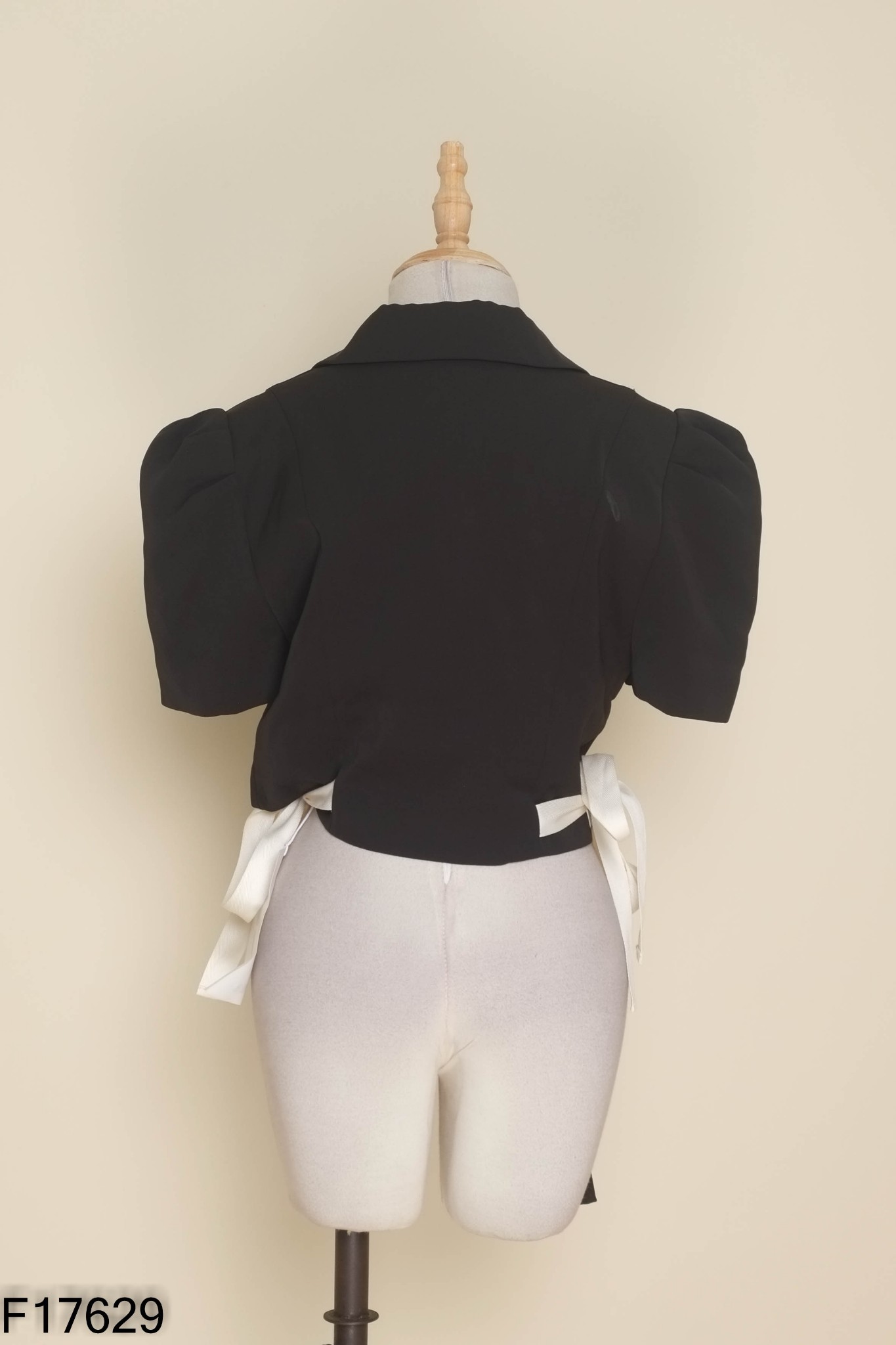 Áo đen cổ vest vạt