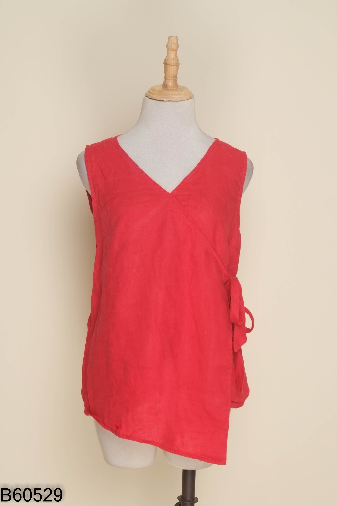 Áo linen đỏ buộc vạt