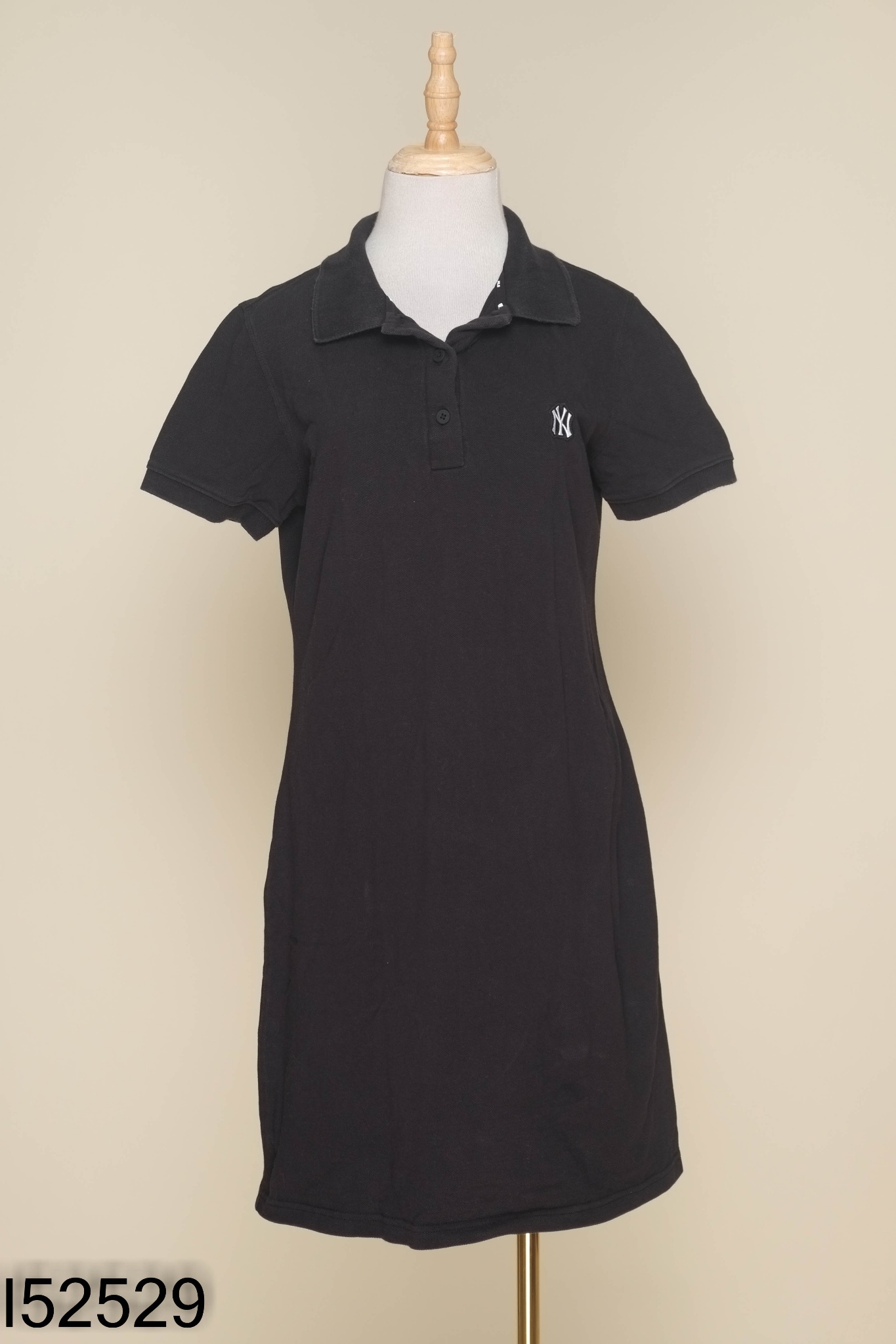 Váy polo MLB đen thêu chữ