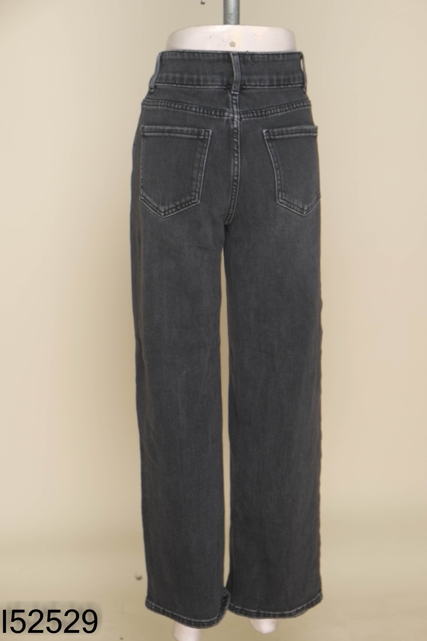 Quần jeans xám cúc vàng