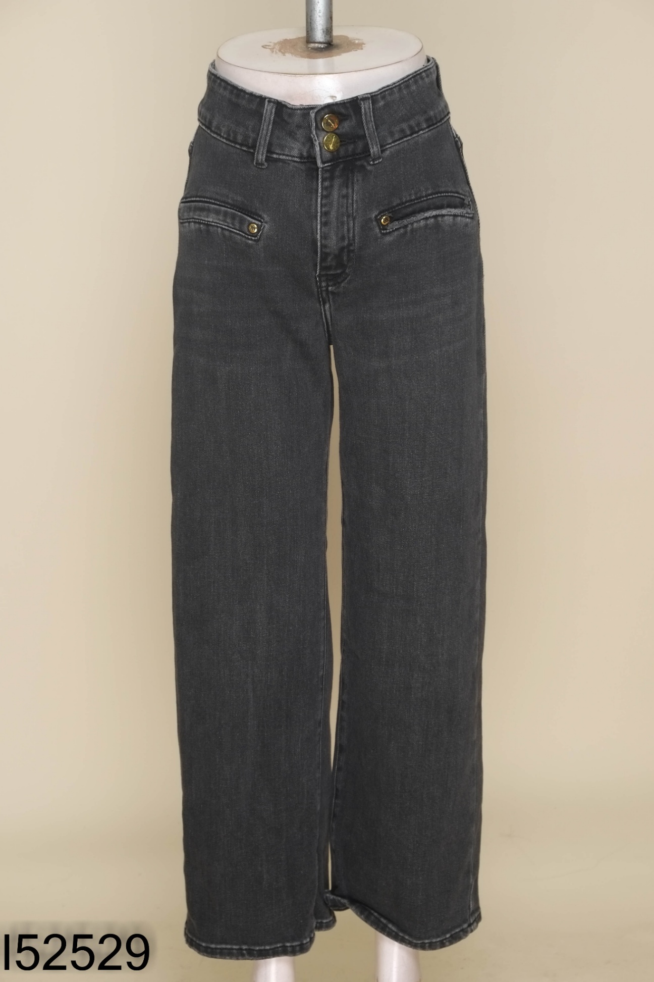 Quần jeans xám cúc vàng