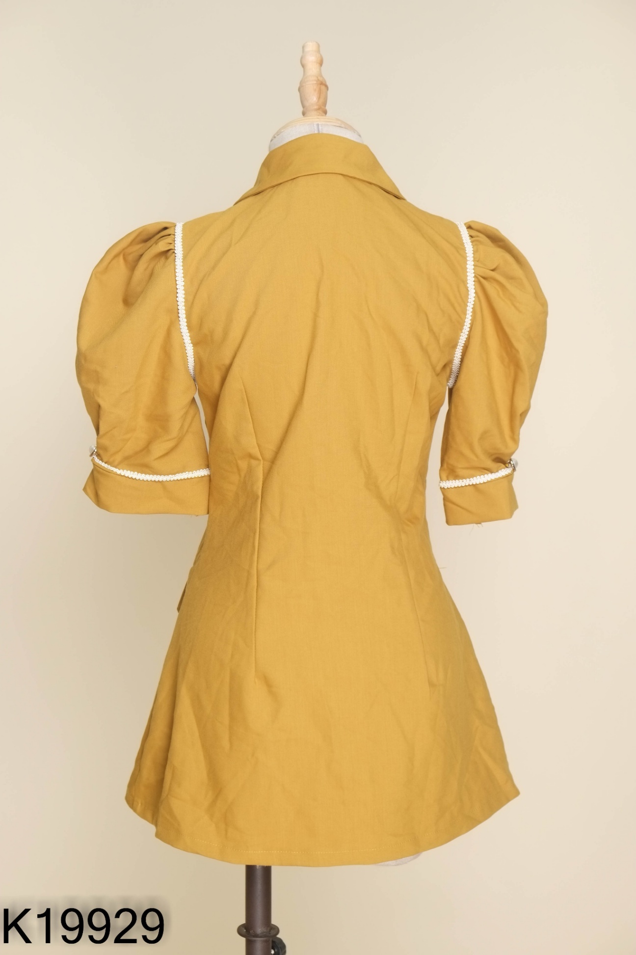 Áo vàng cổ vest tay bồng