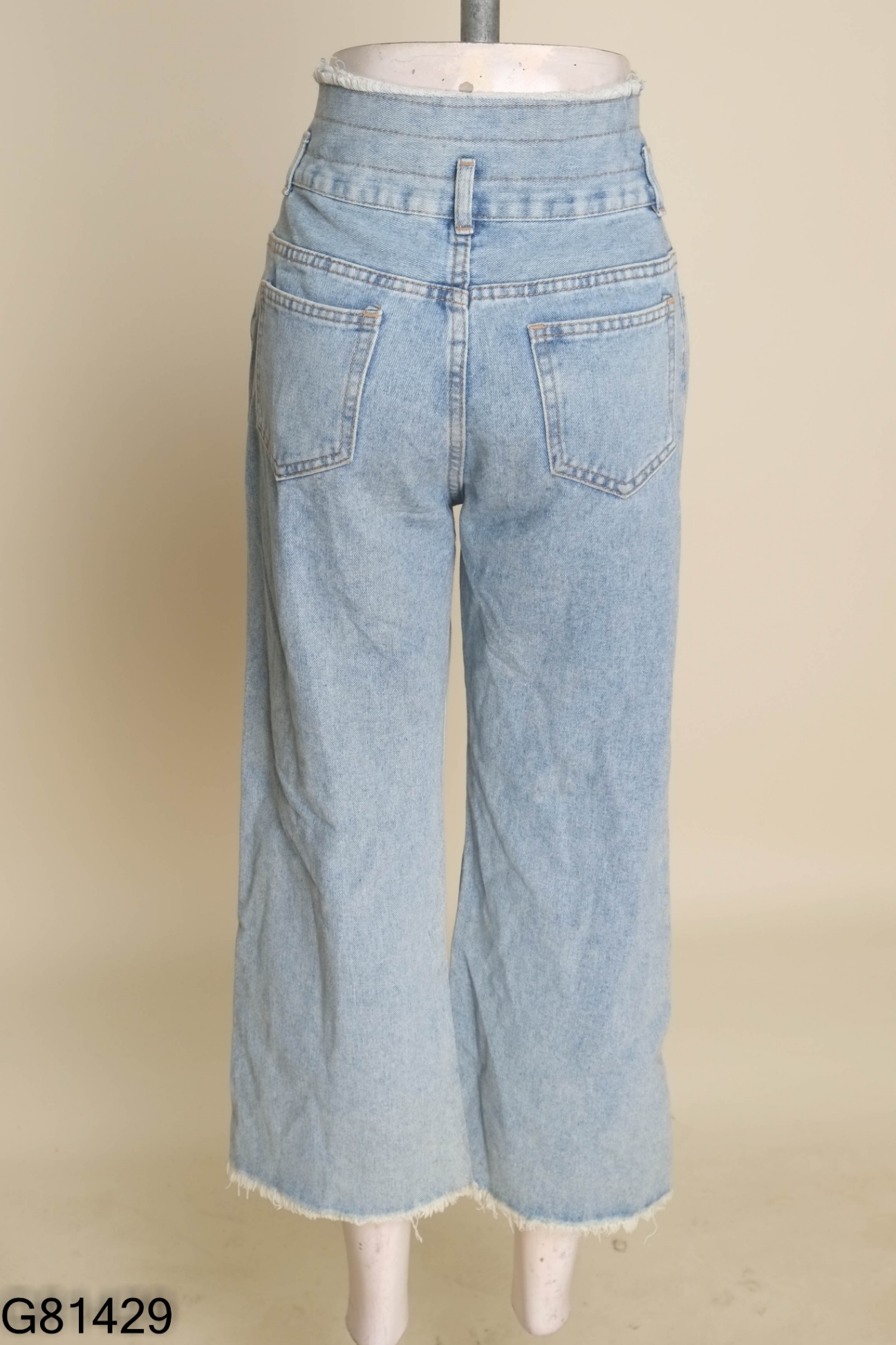 Quần jeans xanh nhạt cắt gấu