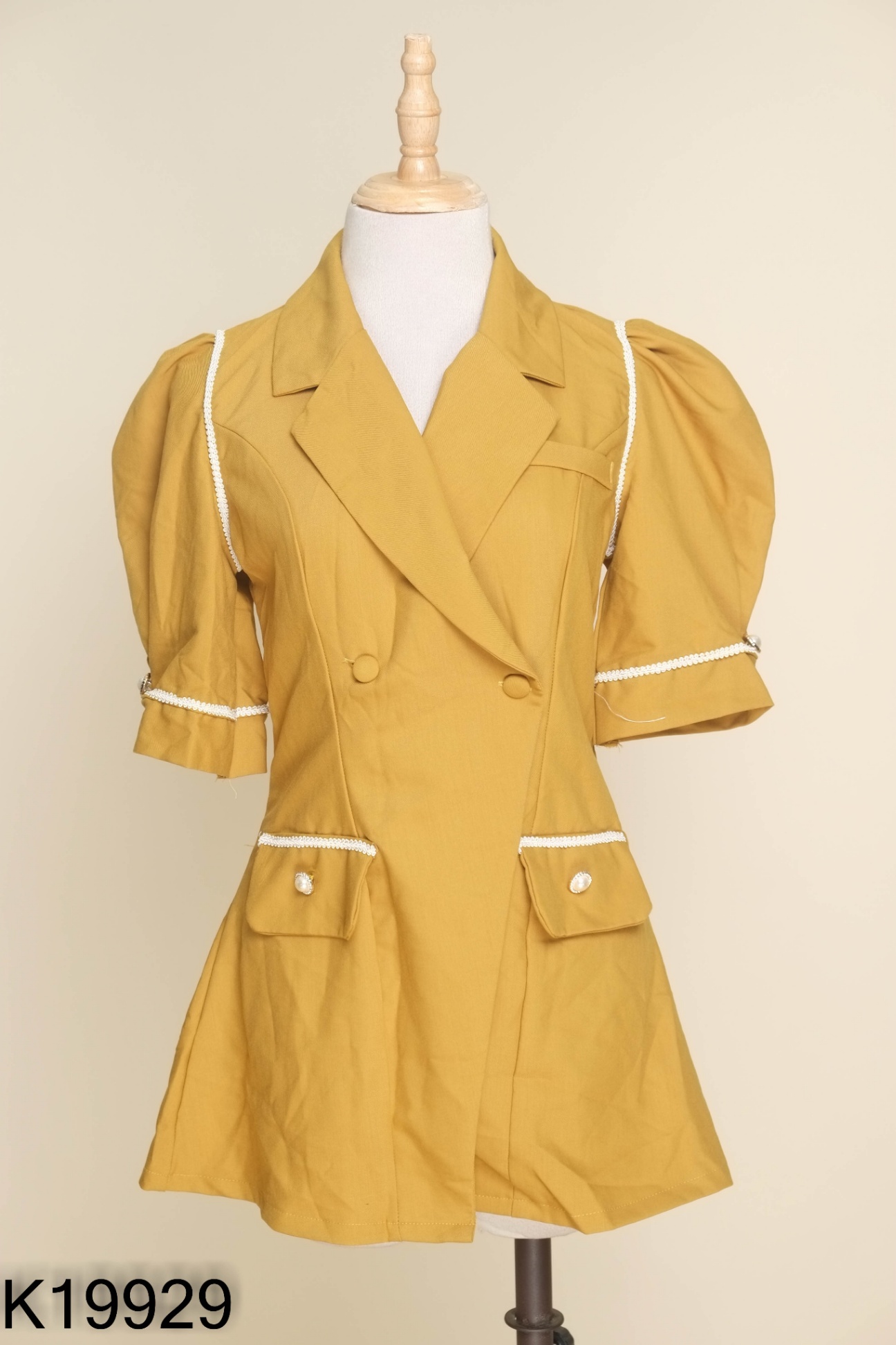 Áo vàng cổ vest tay bồng