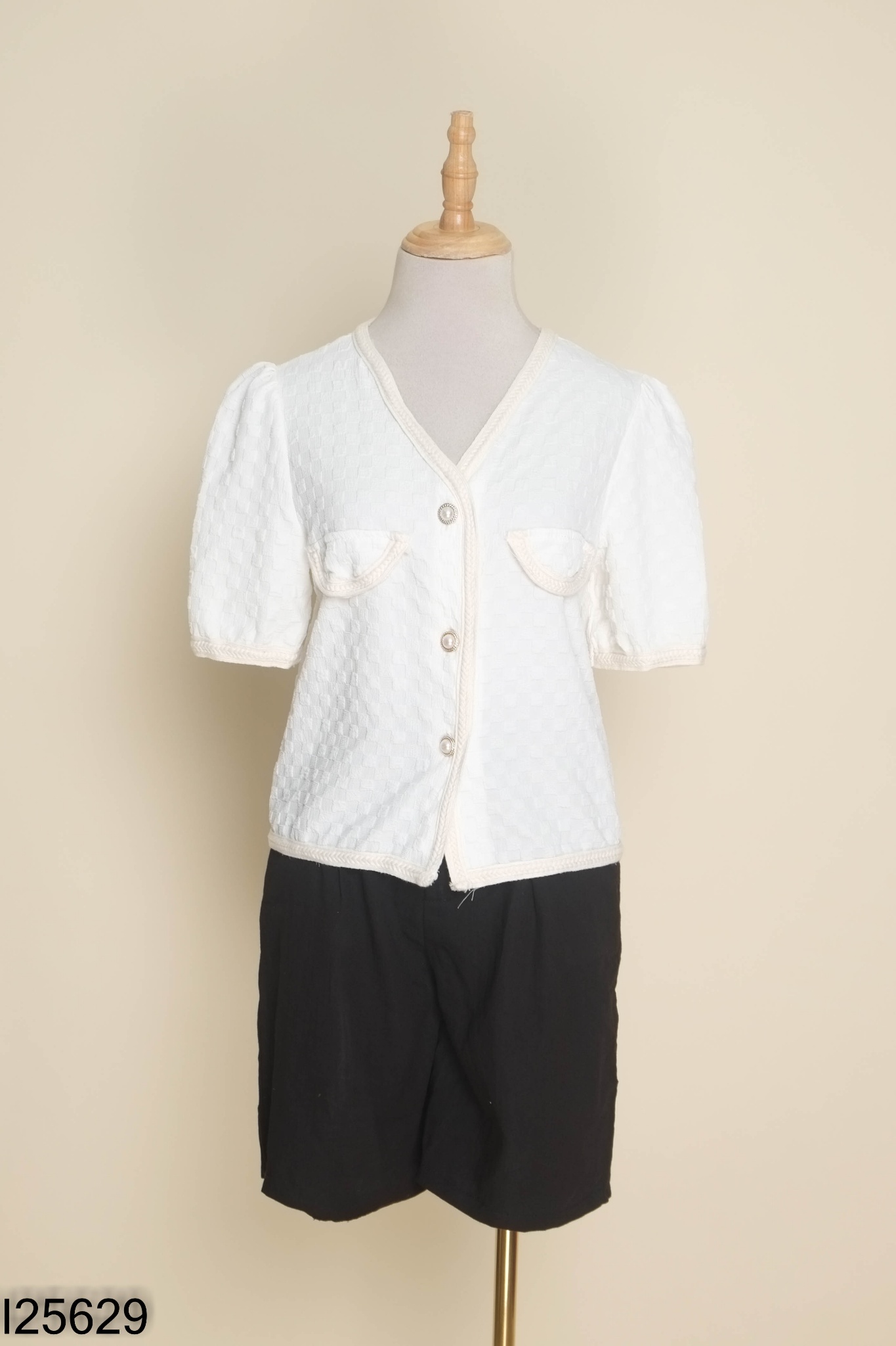 SET Áo trắng be cúc ngọc + quần short đen