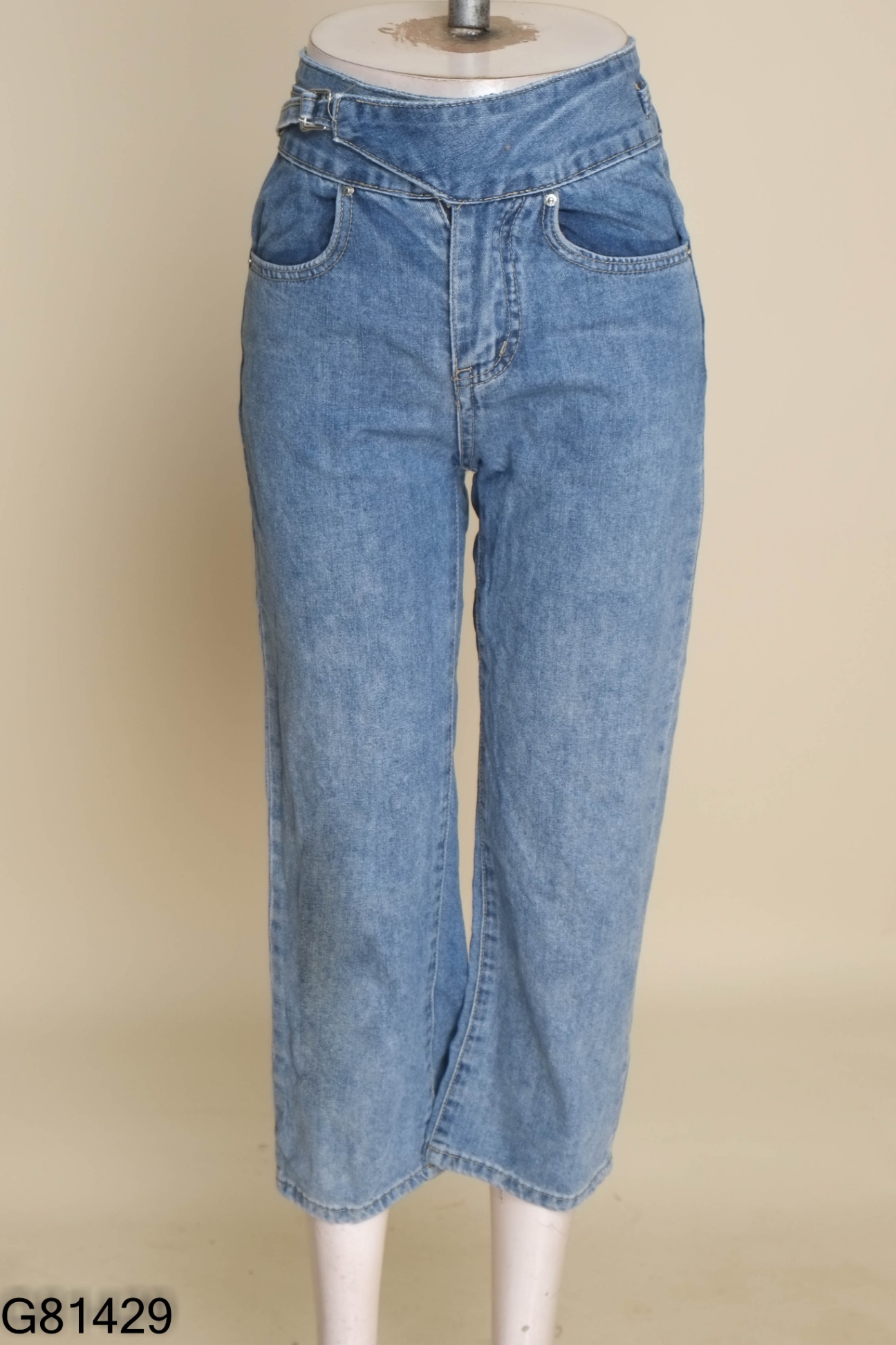 Quần jeans xanh thắt đai eo
