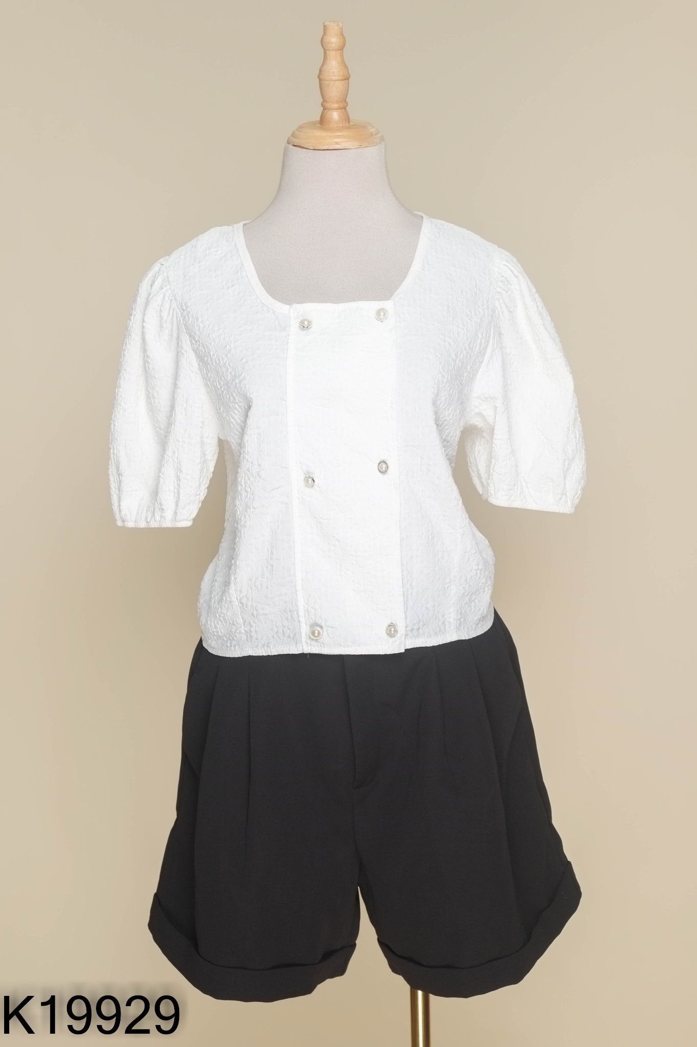 SET Áo kiểu trắng + quần short đen trơn