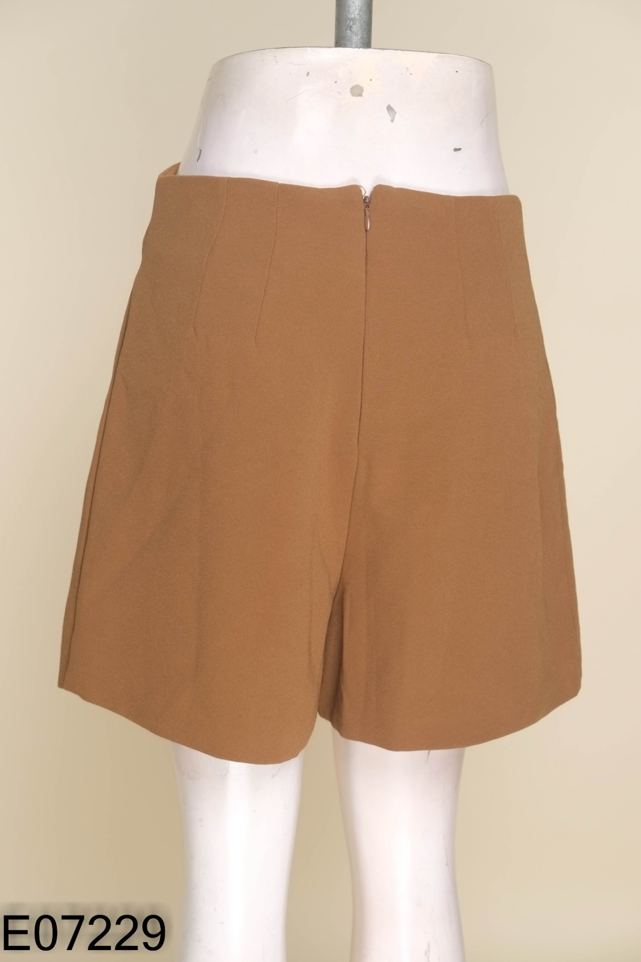Quần shorts nâu đậm