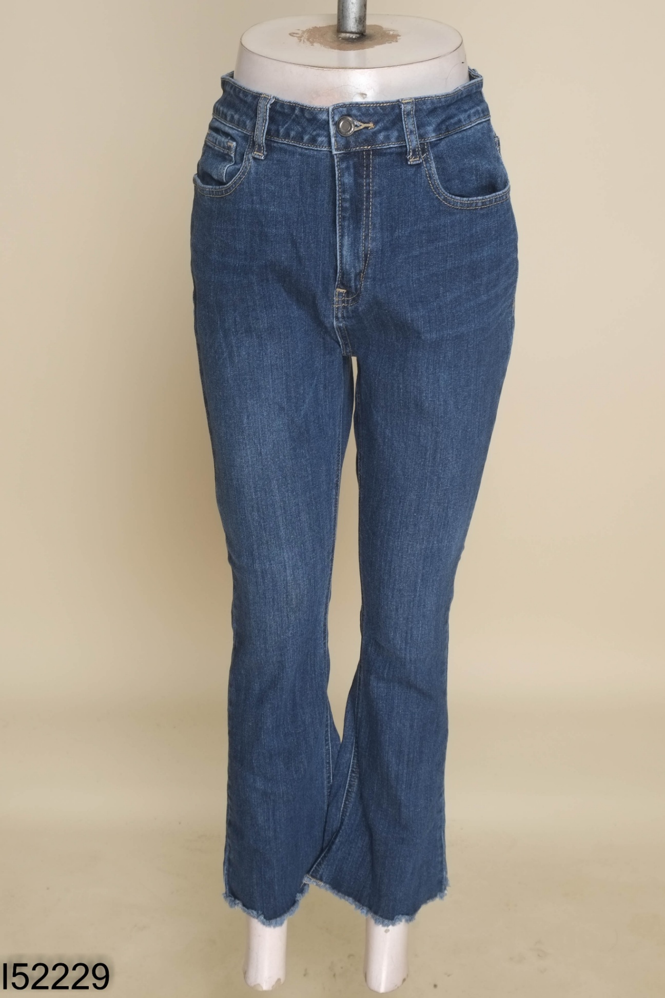 Quần jeans xanh ống loe
