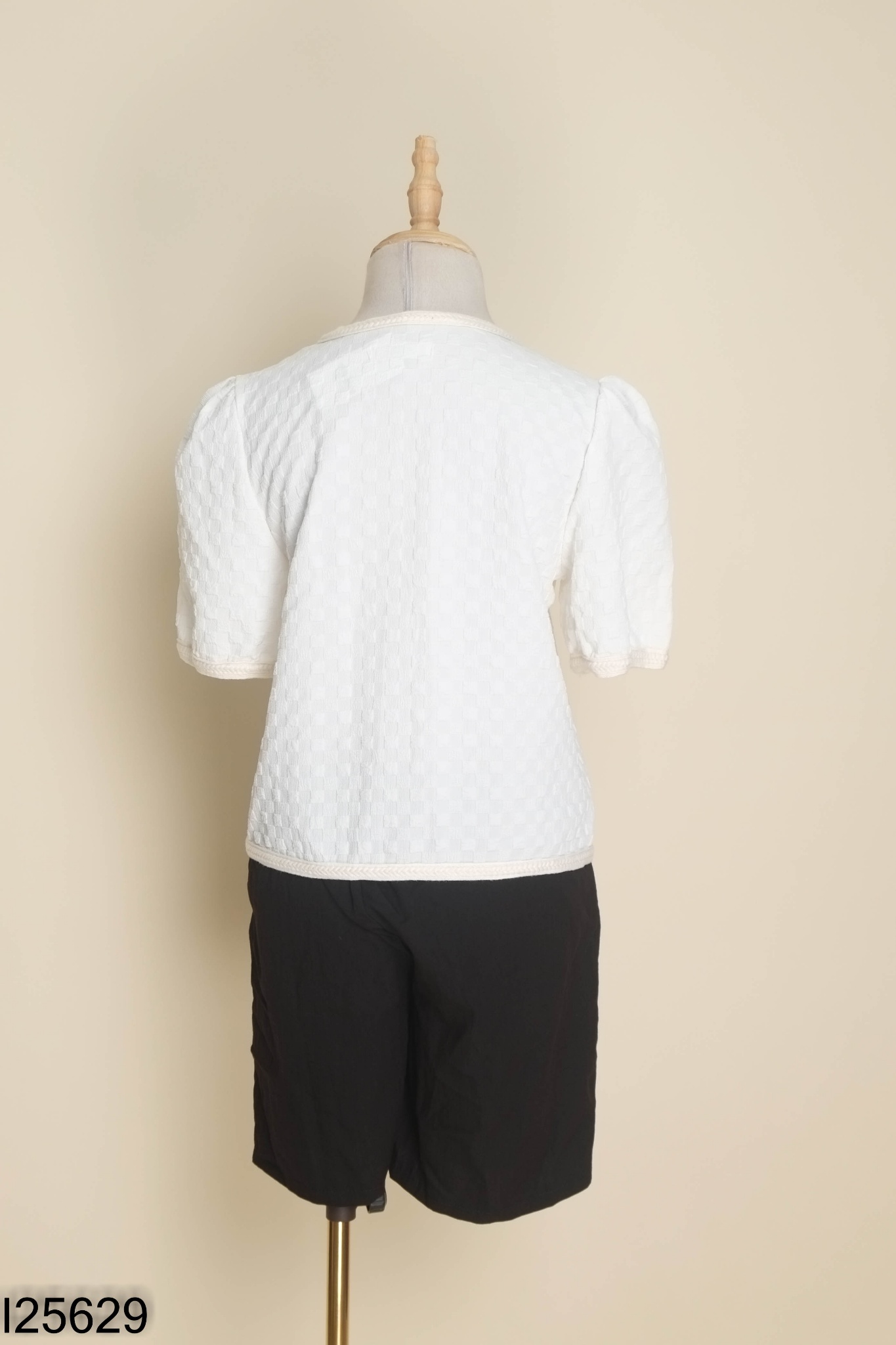 SET Áo trắng be cúc ngọc + quần short đen
