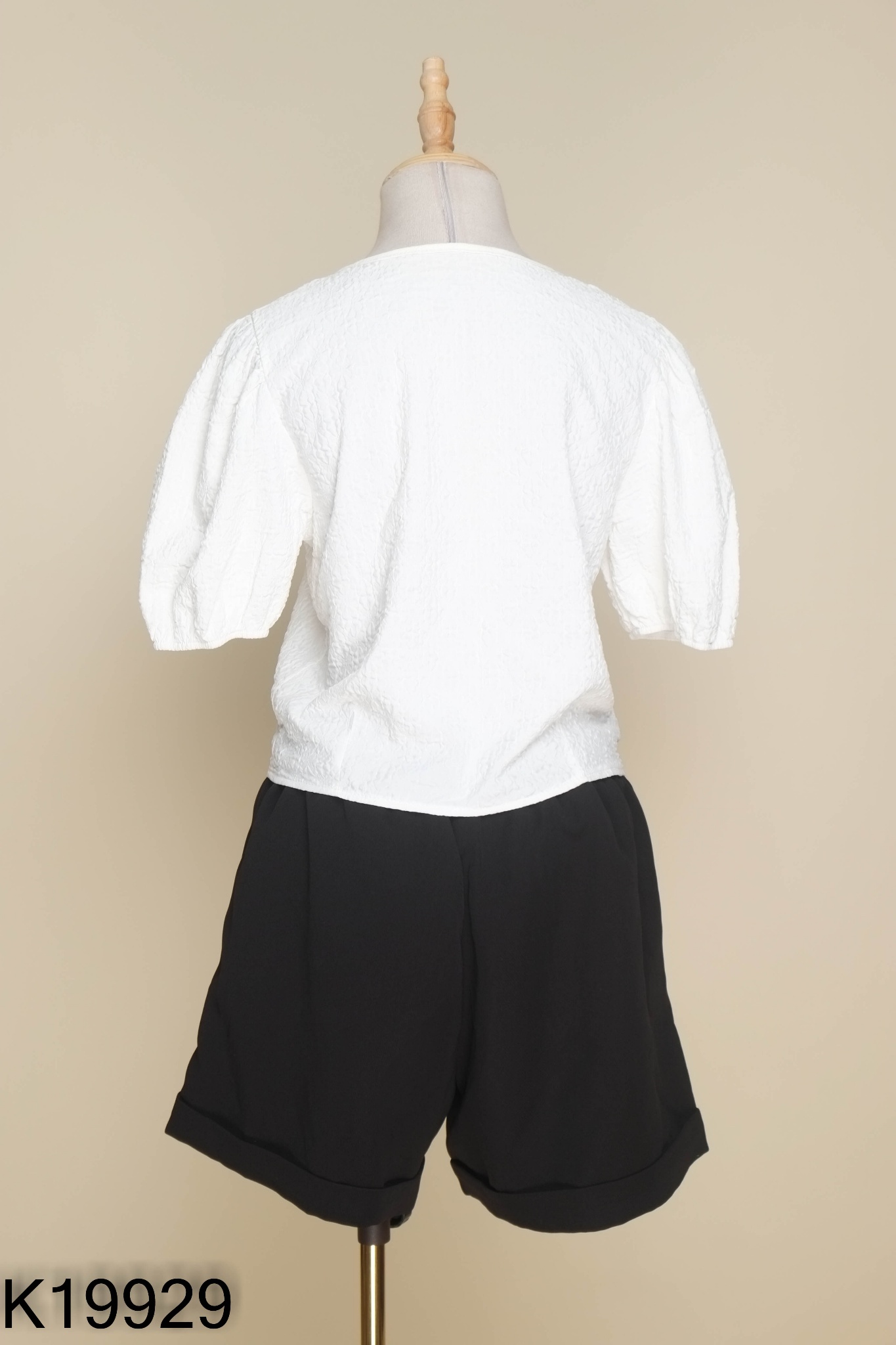 SET Áo kiểu trắng + quần short đen trơn