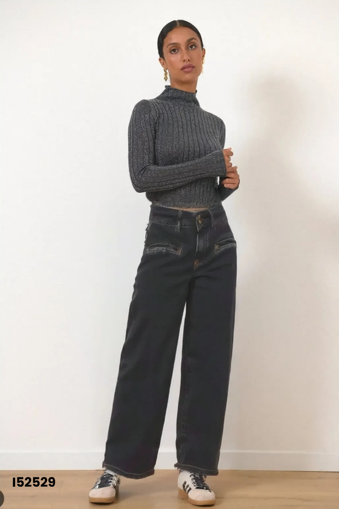 Quần jeans xám cúc vàng