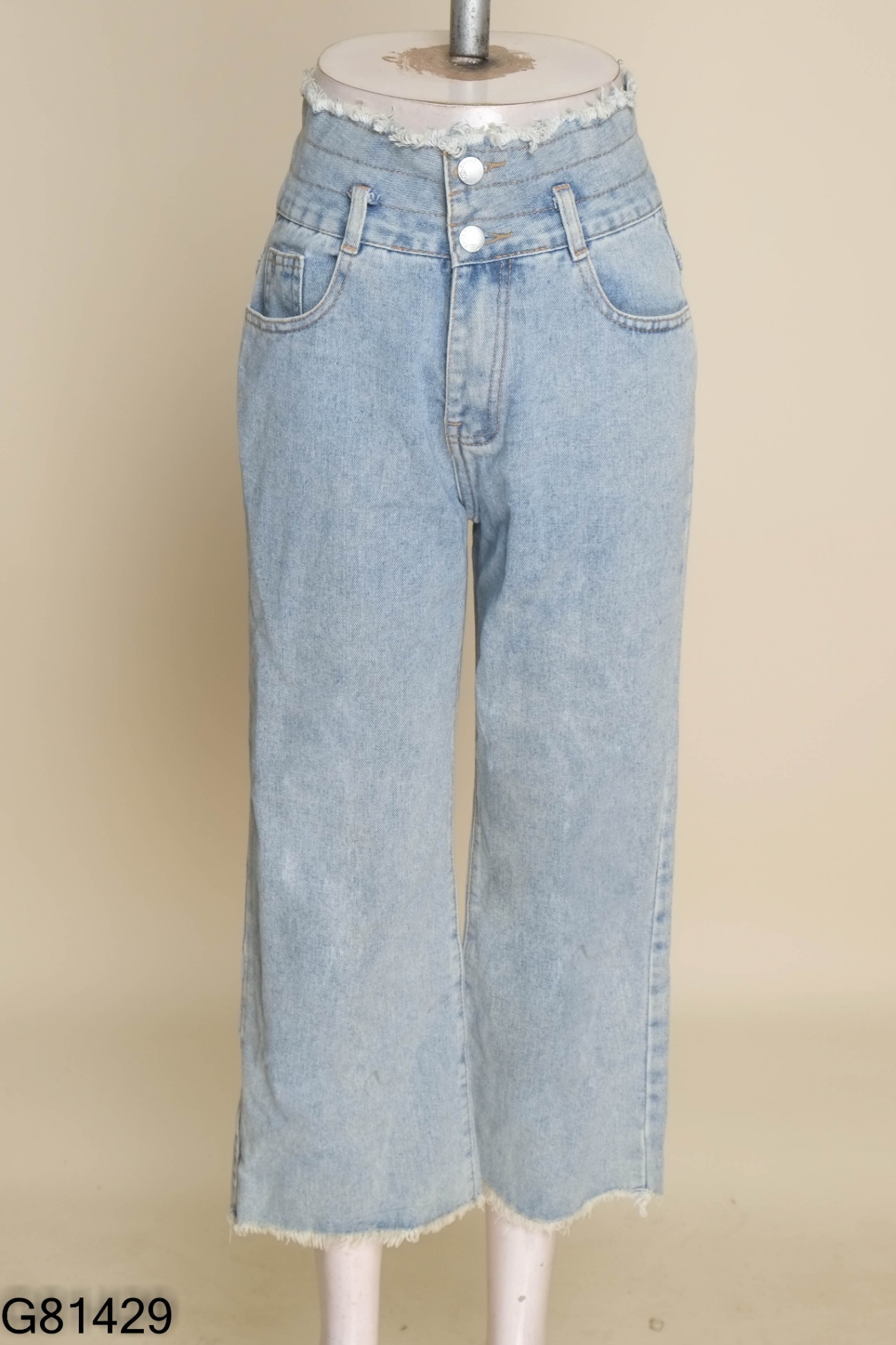 Quần jeans xanh nhạt cắt gấu