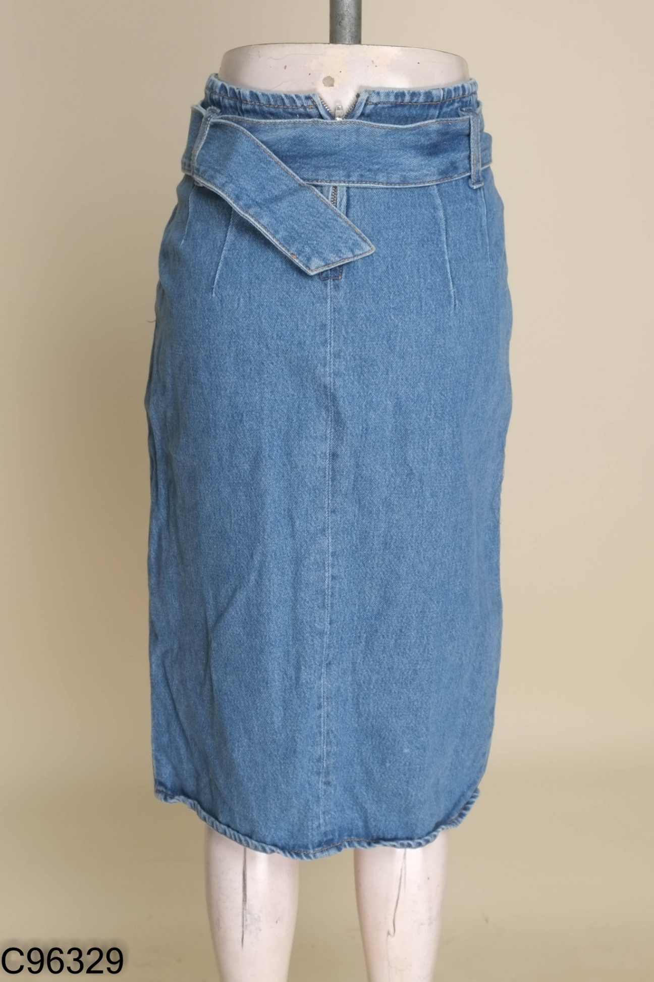 Chân váy jeans BERSHKA xanh kèm đai