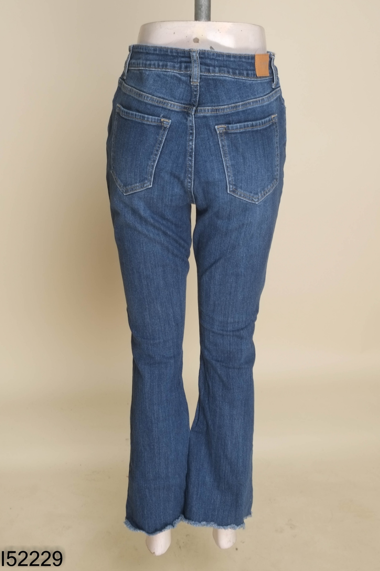 Quần jeans xanh ống loe