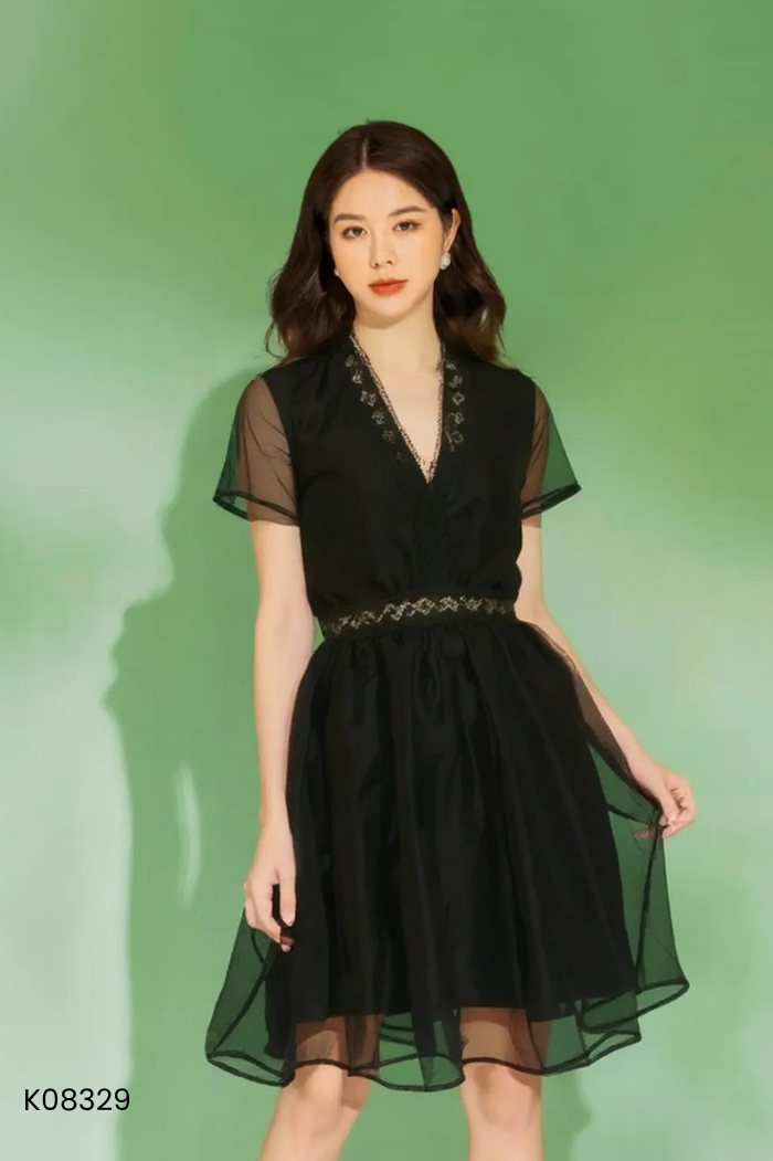Váy đen viền ren
