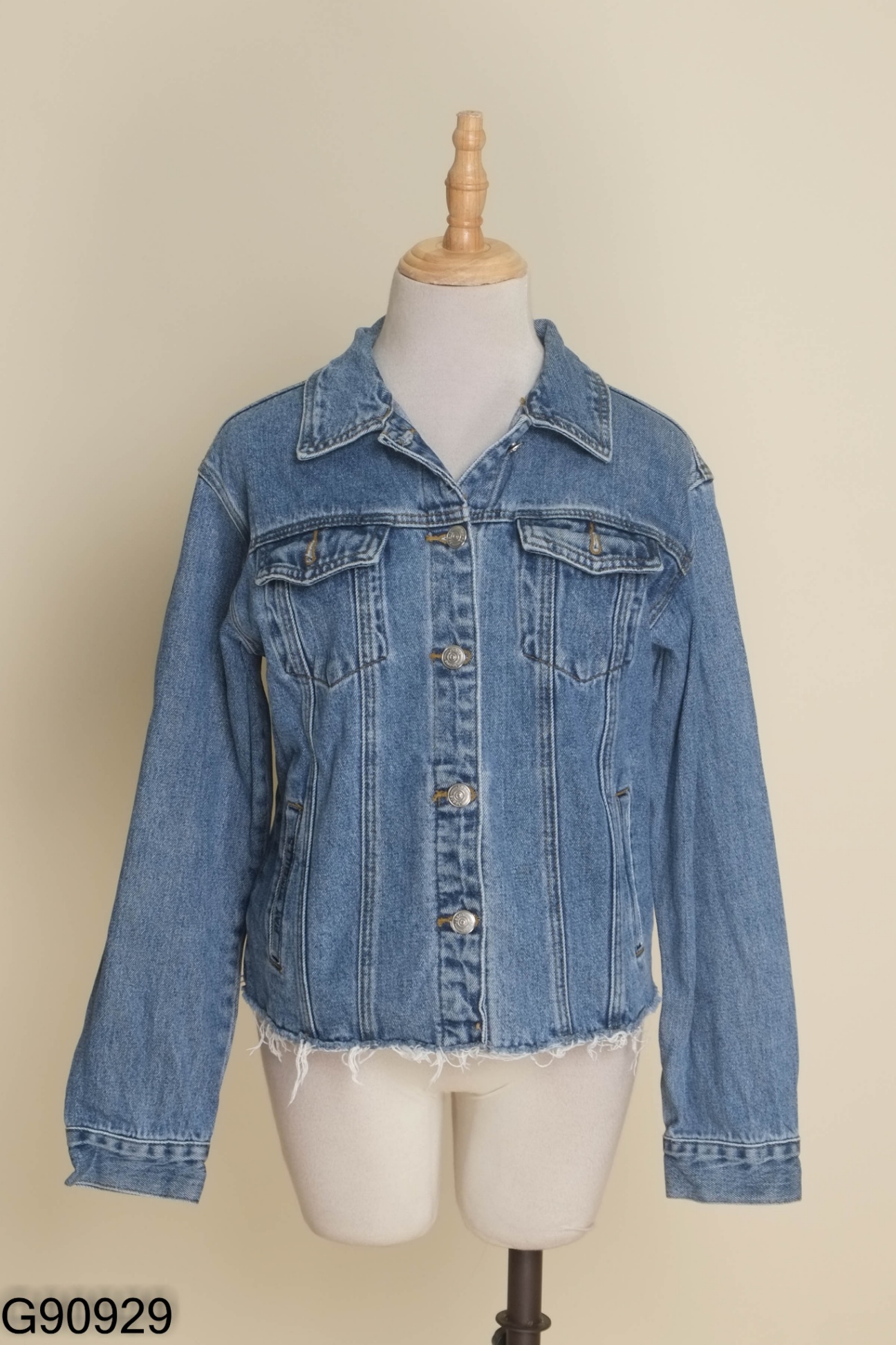 Áo khoác jeans xanh cắt gấu