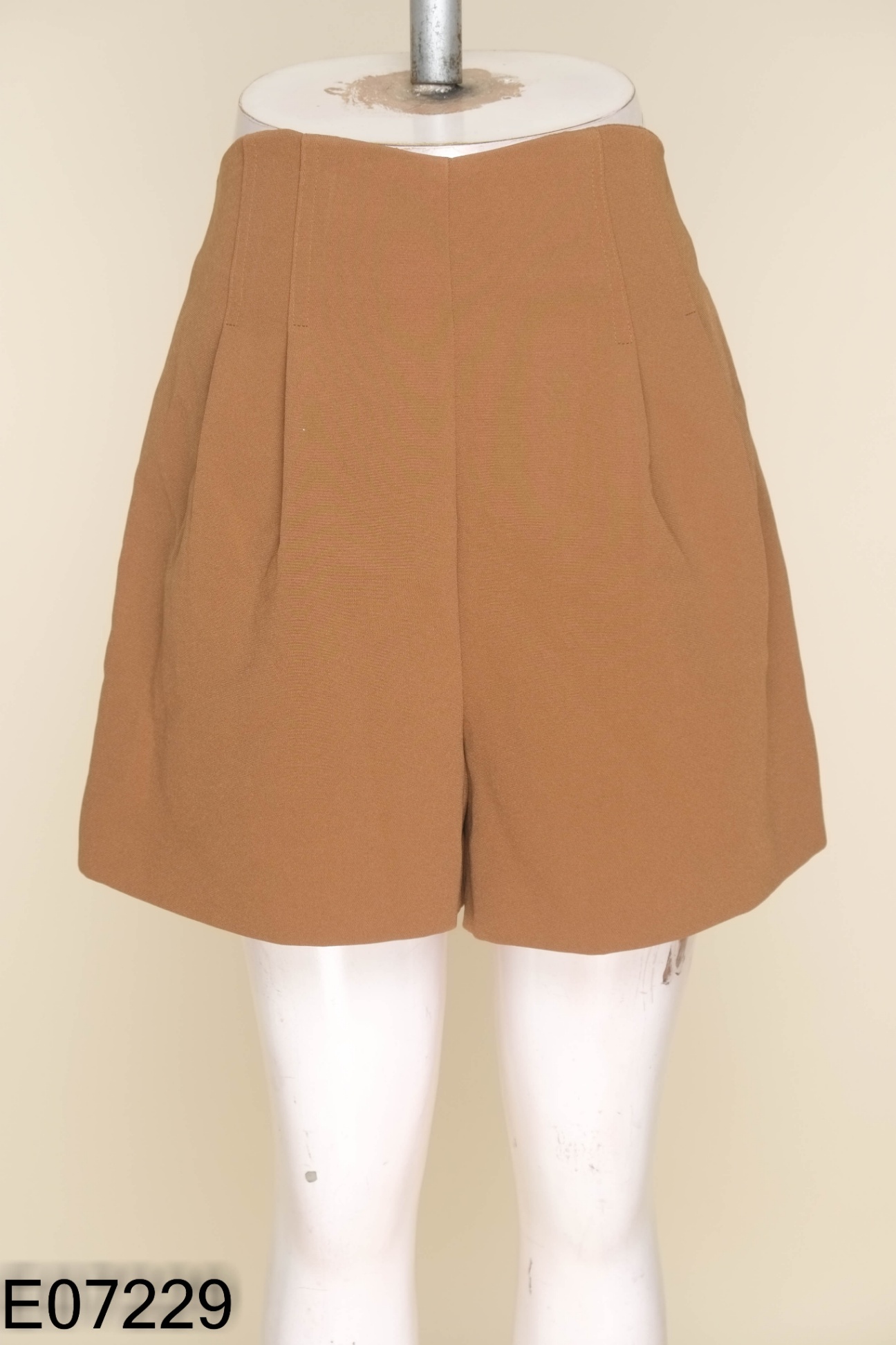 Quần shorts nâu đậm