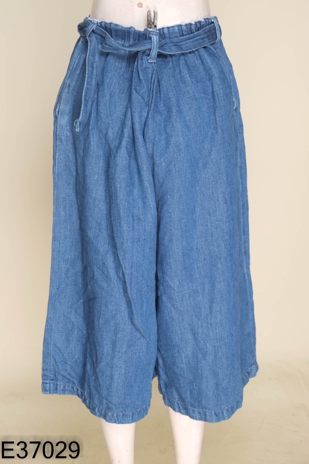 Quần jeans xanh ống rộng
