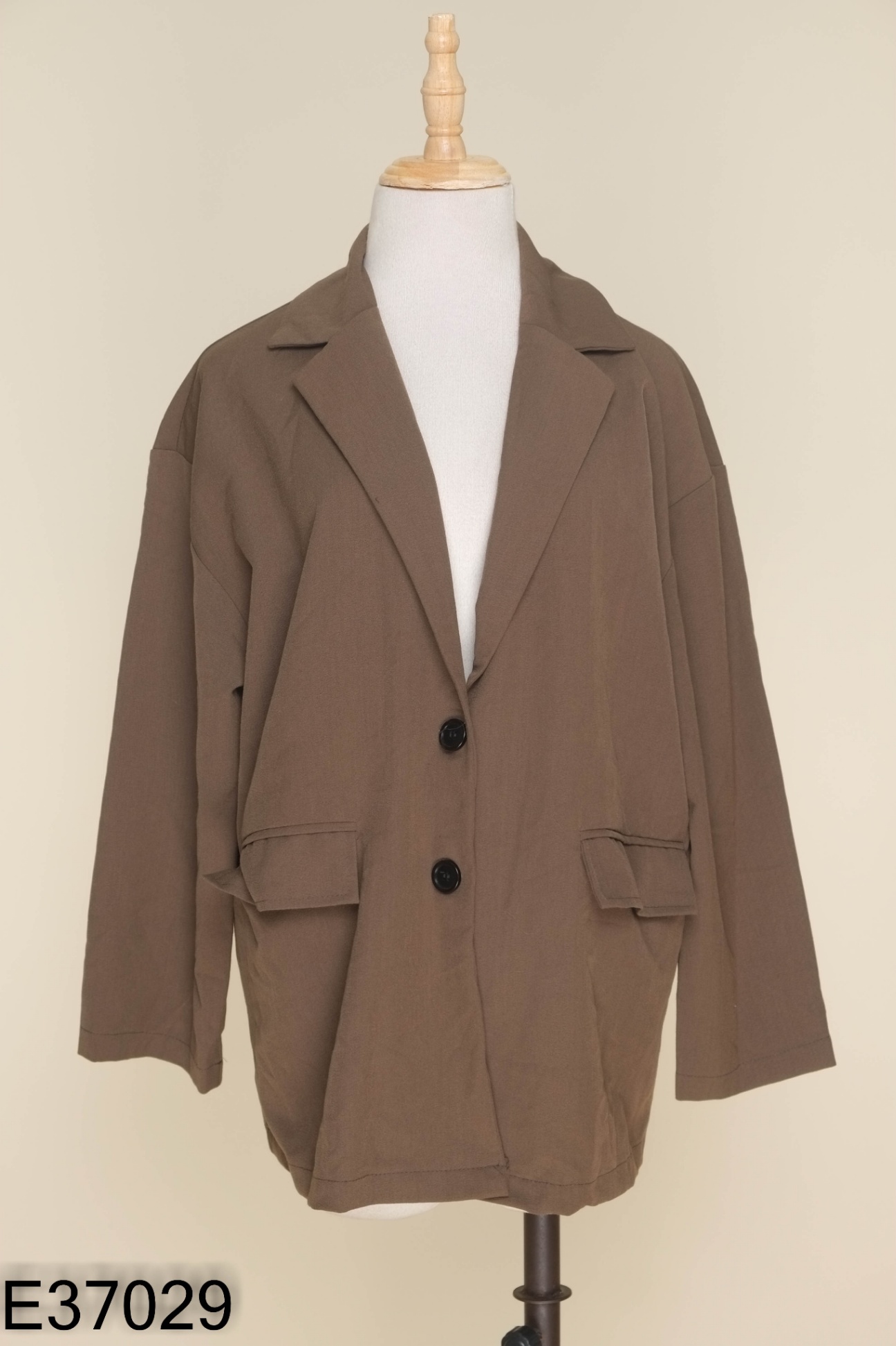 Blazer nâu trơn khuy đen